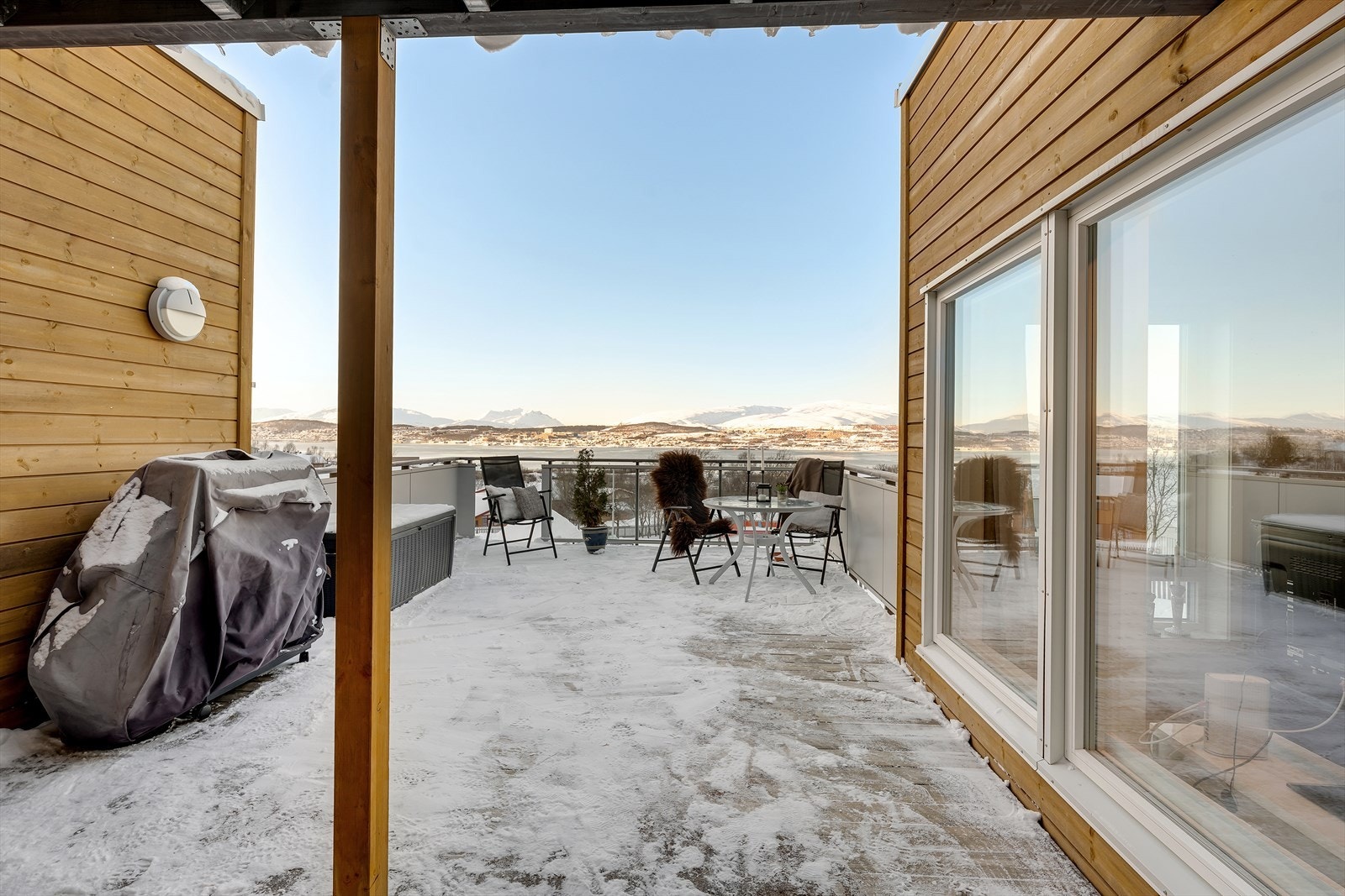 Romslig og flott vestvendt balkong på hele 31 kvm! Galleribilde