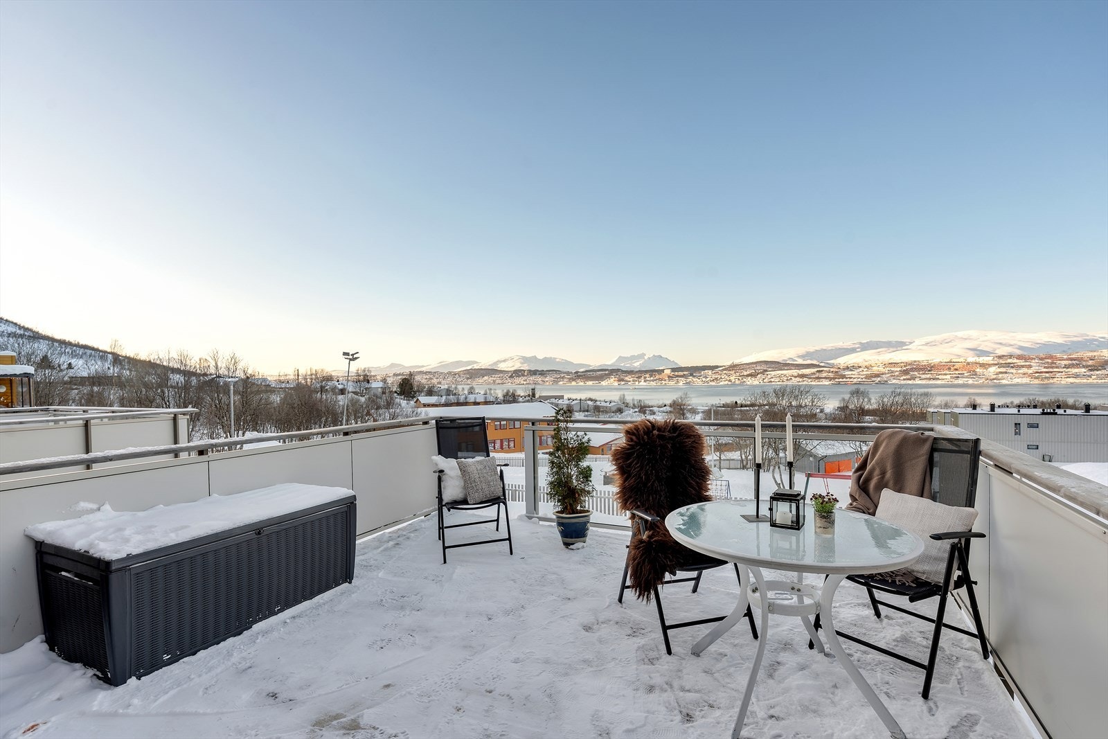 Her har du god plass til sittegruppe og annet ønsket utemøblement. Galleribilde