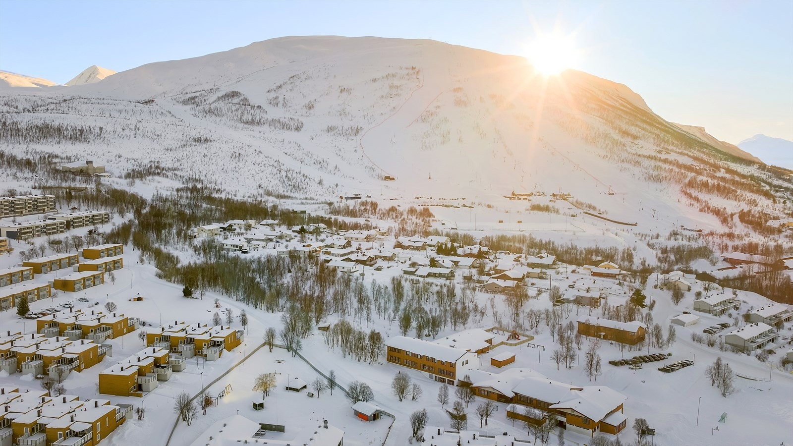 Her bor du i et rolig bomiljø med lav trafikal belastning. Kort vei til lekeplasser, skoler og barnehager. Perfekt for barnefamilier! Galleribilde
