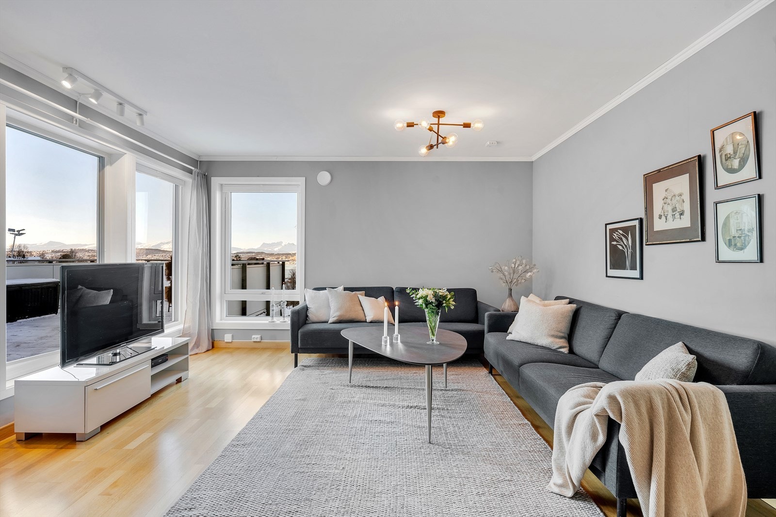 Velkommen til Kvartsvegen 60- Innbydende og flott 4-roms rekkehus med fast parkering i garasje, og stor vestvendt balkong med optimale solforhold. Galleribilde