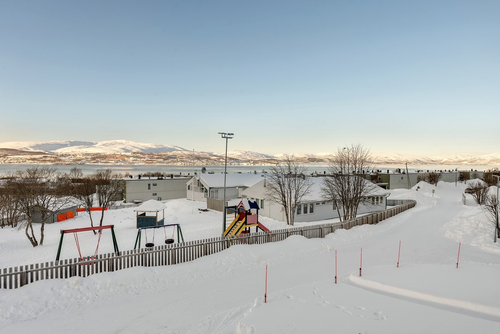 Sjekk den nydelige vestvendte utsikten mot sundet og fjellene! Galleribilde