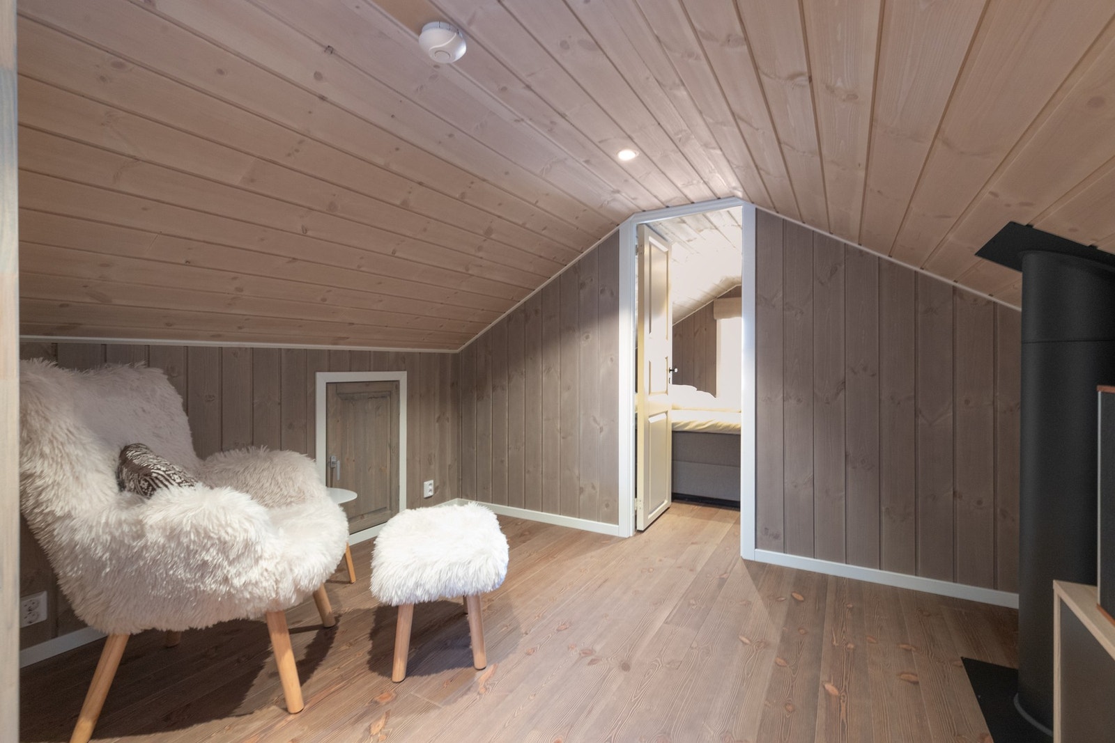 Hemsen har loftsstue og 2 lukkede rom samt kneloft Galleribilde