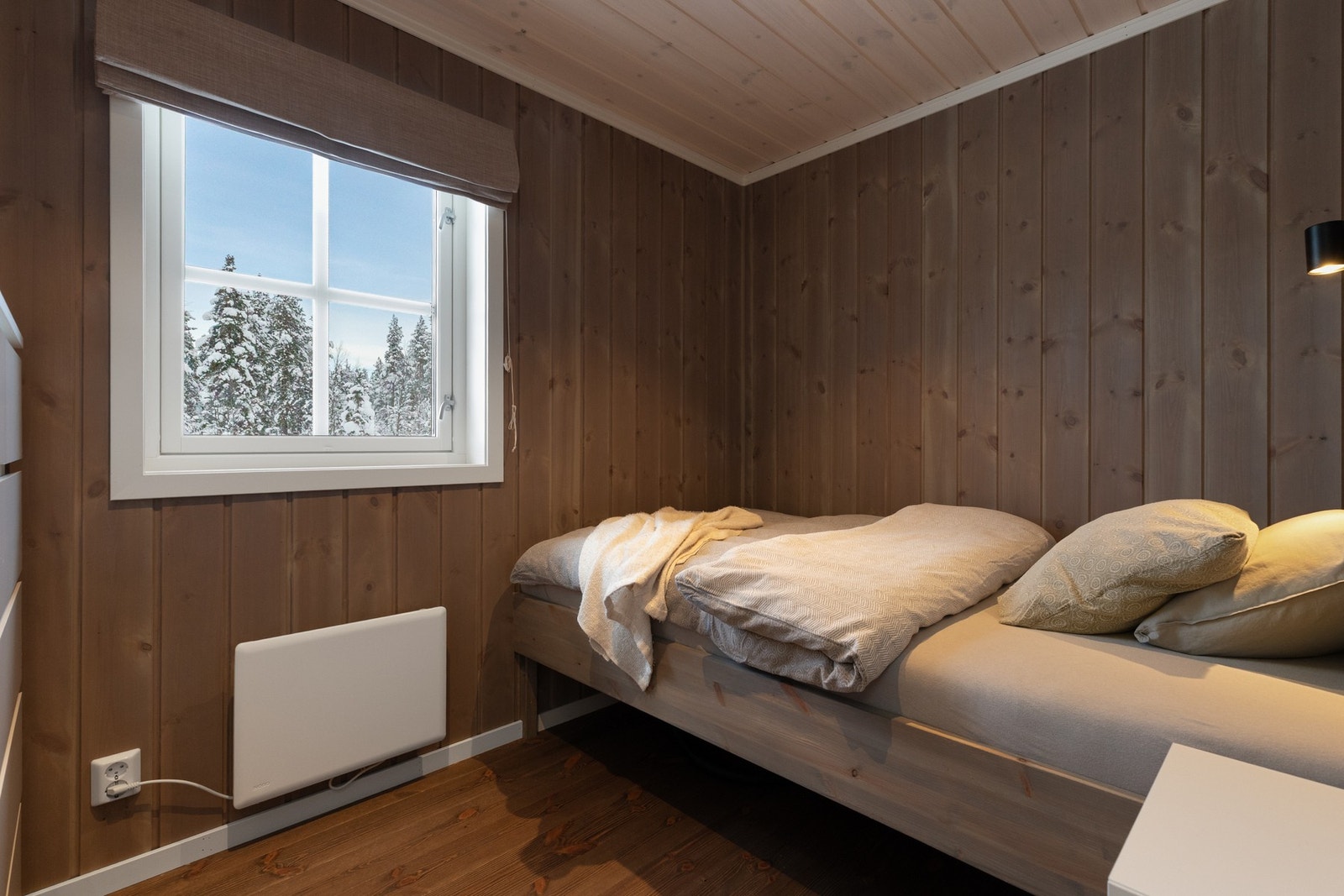 Det andre soverommet har fastmontert seng og hylle samt kommode Galleribilde