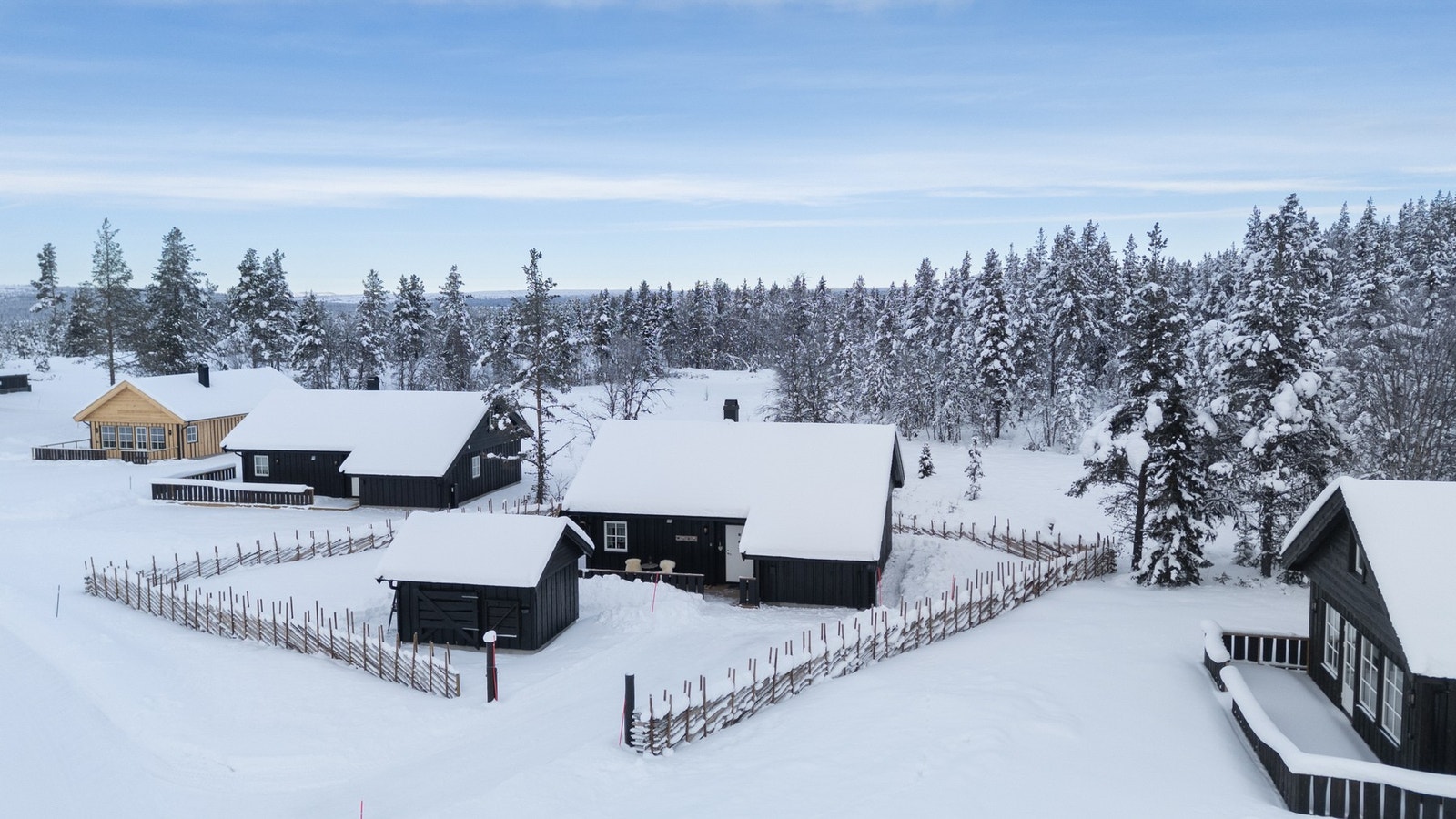 Fine uteplasser, tomten er inngjerdet med skigard Galleribilde