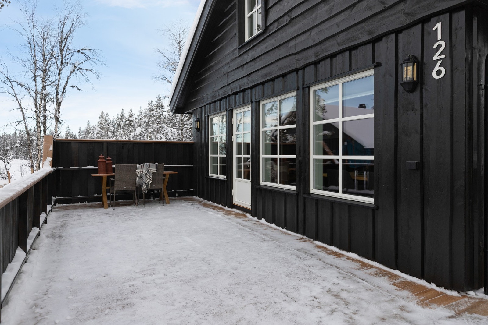 Lun terrasse med god plass til utemøbler Galleribilde