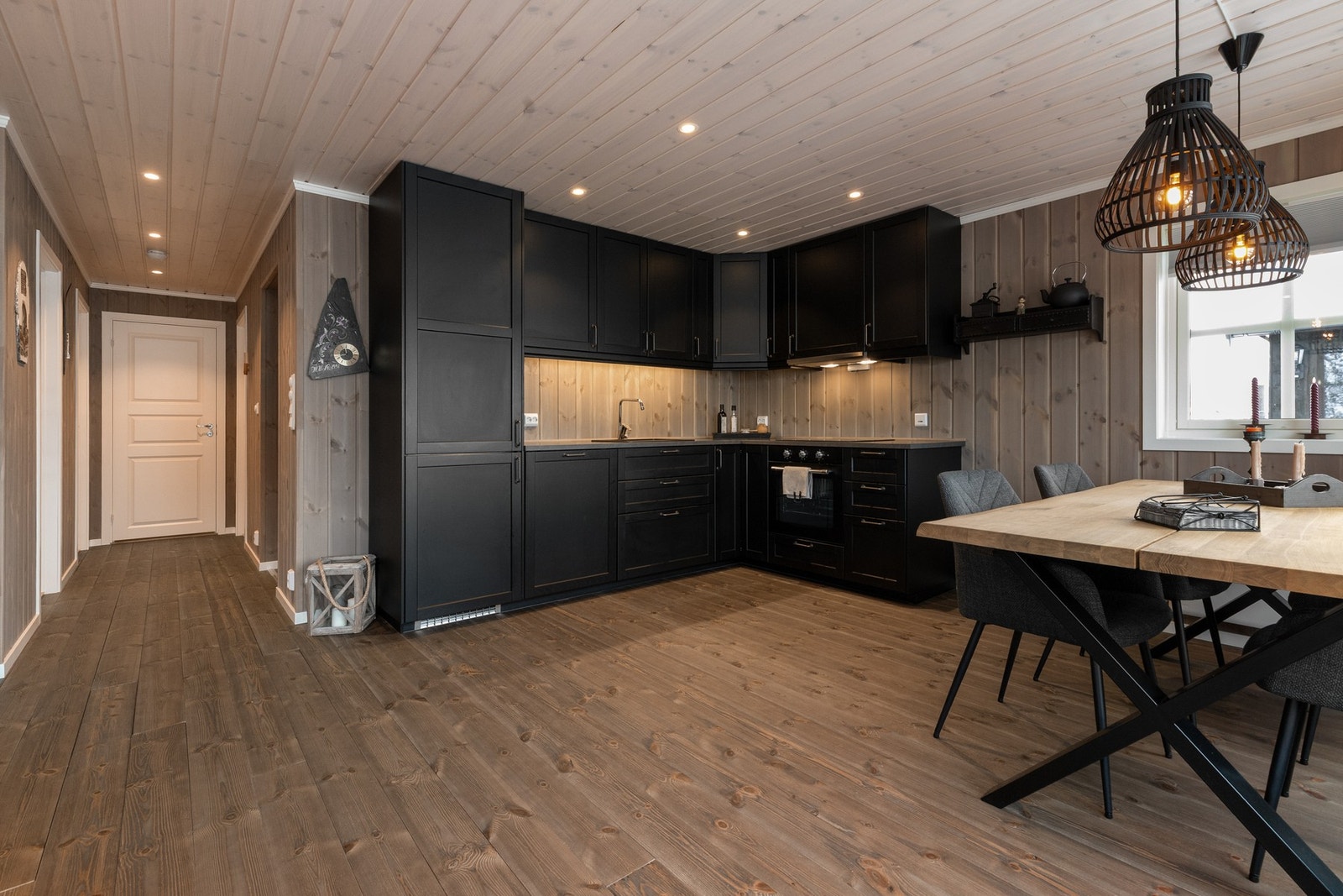 Integrerte hvitevarer som kjøl/frys, oppvaskmaskin, stekeovn og koketopp Galleribilde