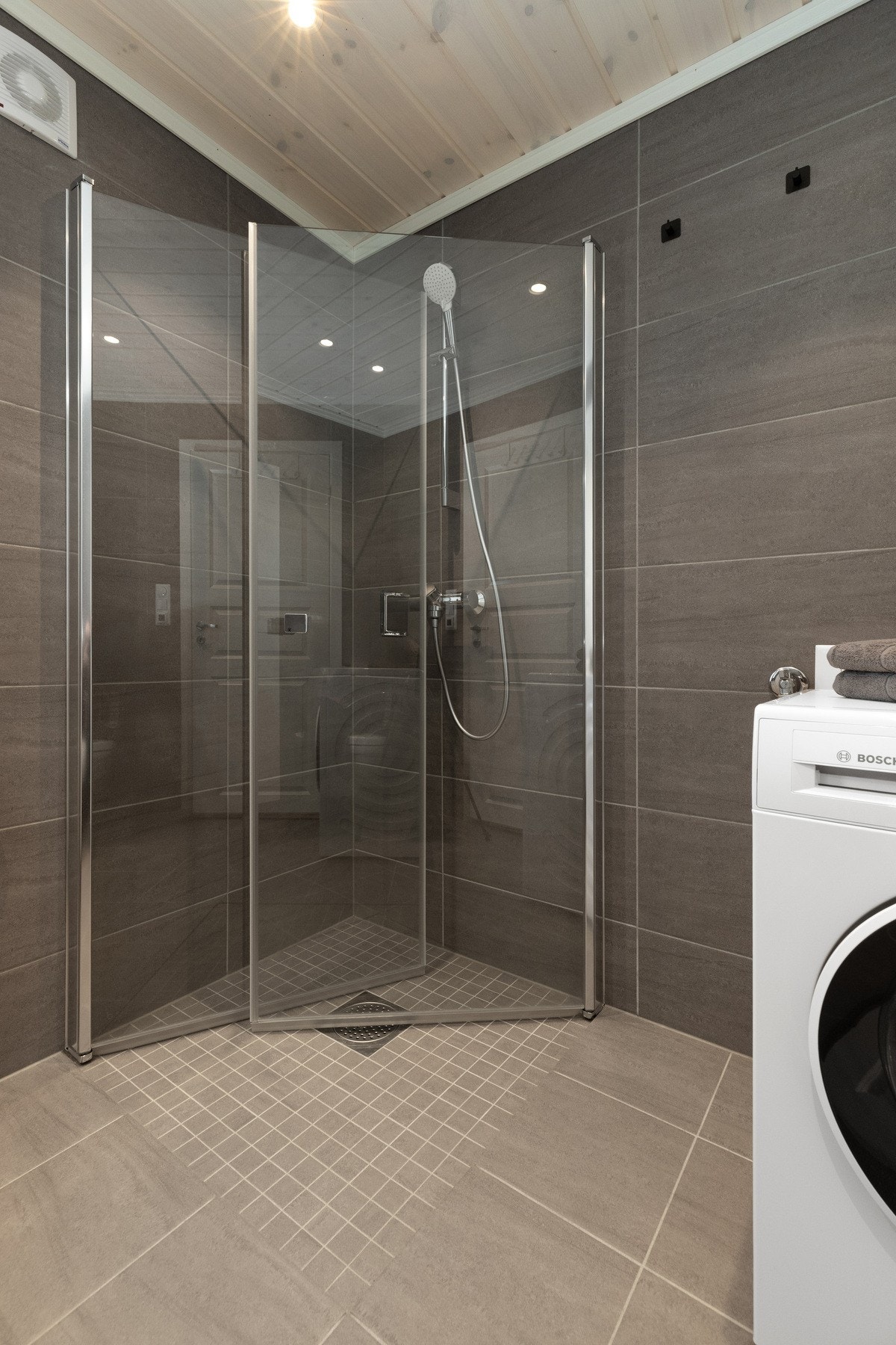 Varmekabler og kvadratiske/mosaikk fliser på gulv Galleribilde