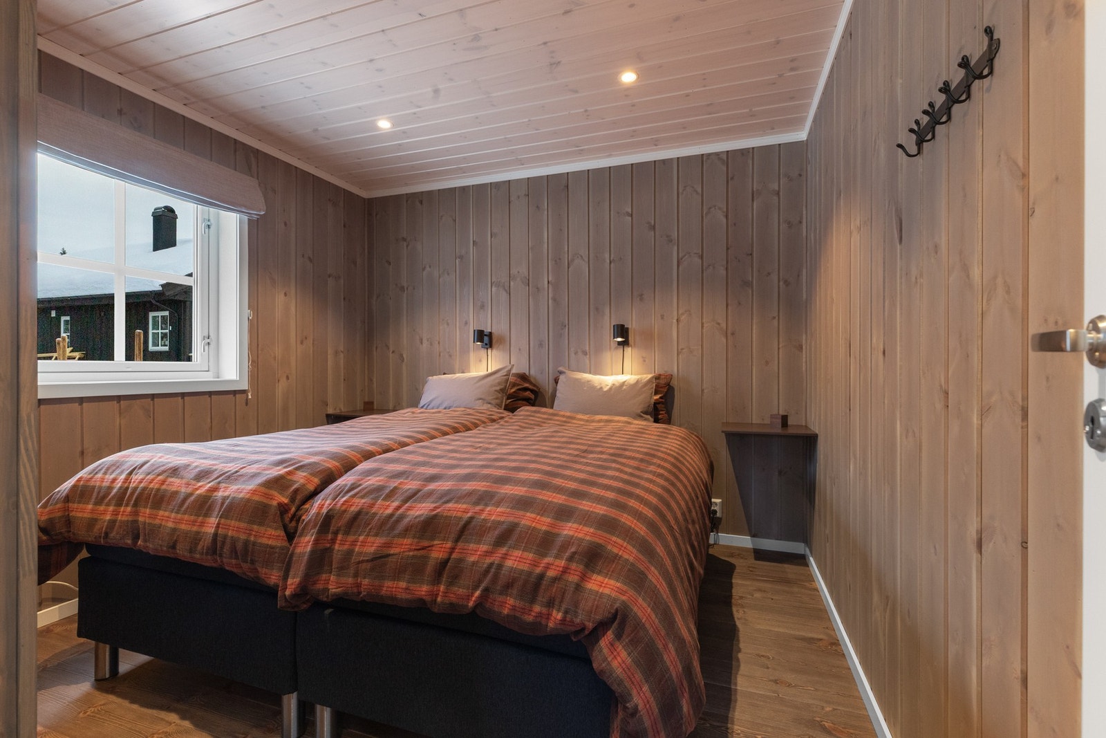 Hovedplanet har 2 soverom hvor det ene har skyvedørsgarderobe og plass til dobbeltseng Galleribilde