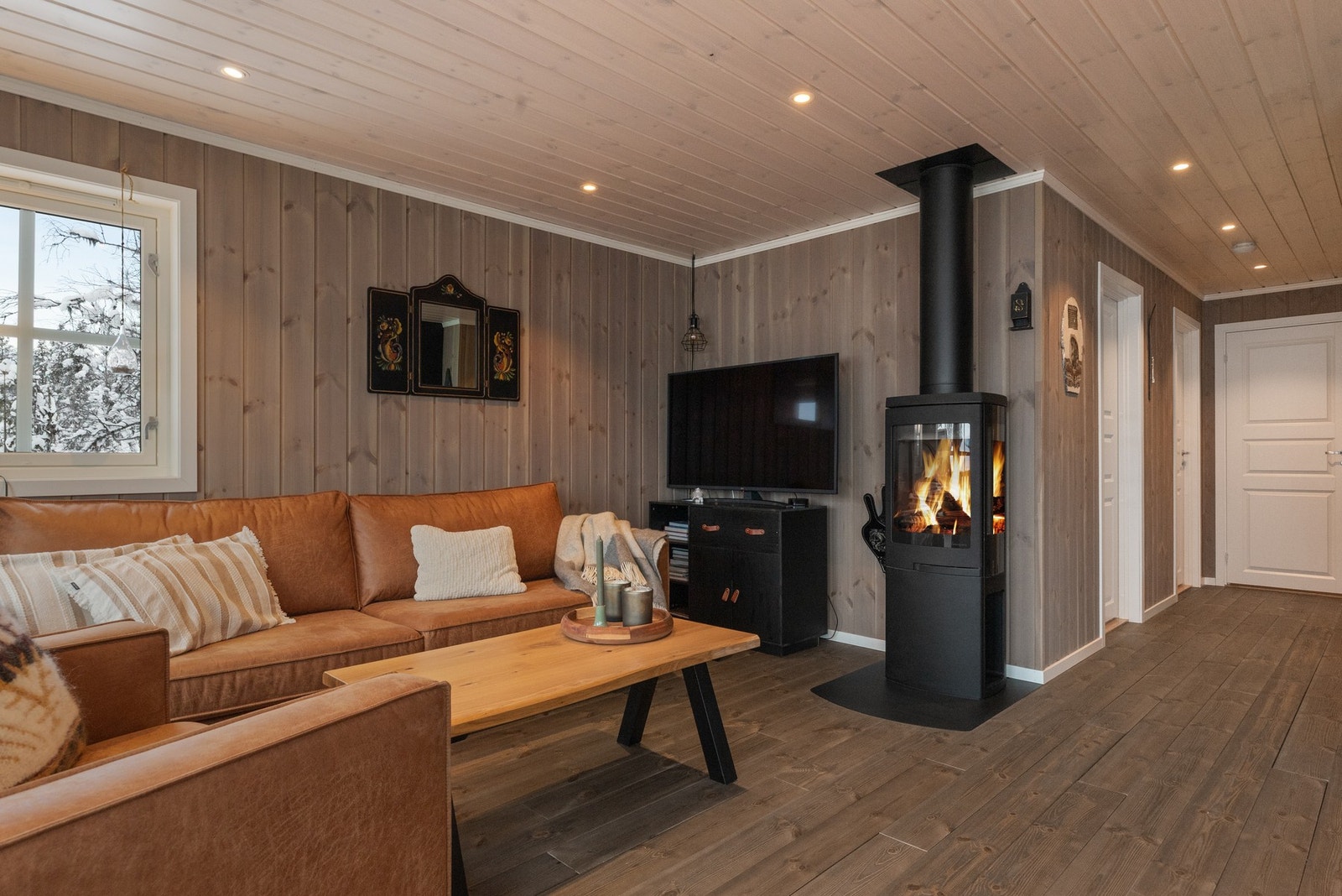 Effektiv og pen vedovn gir god stemning og langvarig varme Galleribilde