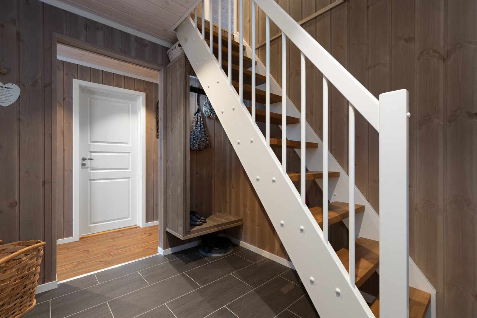 Under trappen er det bygget oppbevaring for klær og sko Galleribilde