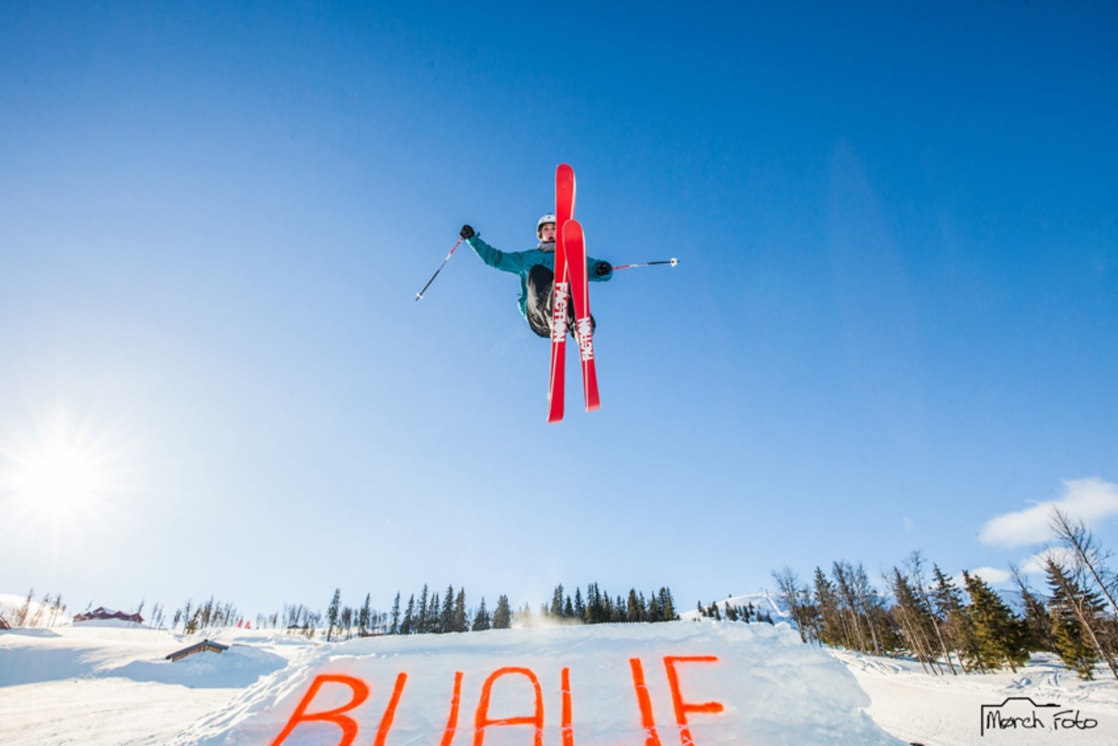 Golsfjellet Alpinsenter på Bualia (samme retning som Storefjell) er et familievennlig skisenter hvor toppstasjonen ligger på 1100 moh Galleribilde