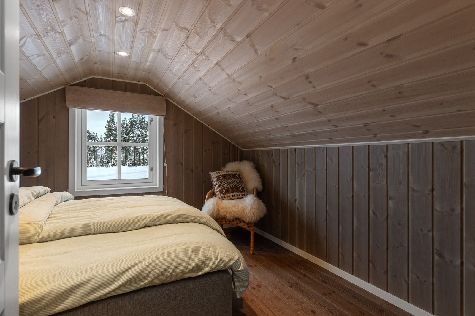 Hemsen er ikke godkjent for varig opphold/soverom grunnet lav takhøyde og ikke godkjent innredet. Les under ferdigattest/lovlighet for detaljer Galleribilde