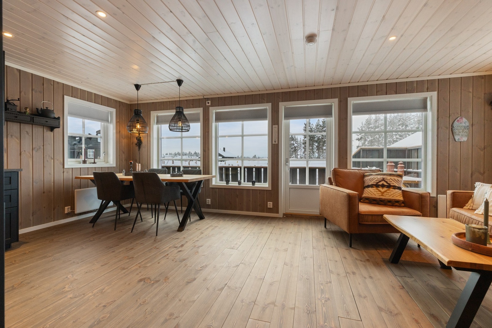 Hyggelig åpen stue- og kjøkkenløsning med store vindusflater Galleribilde