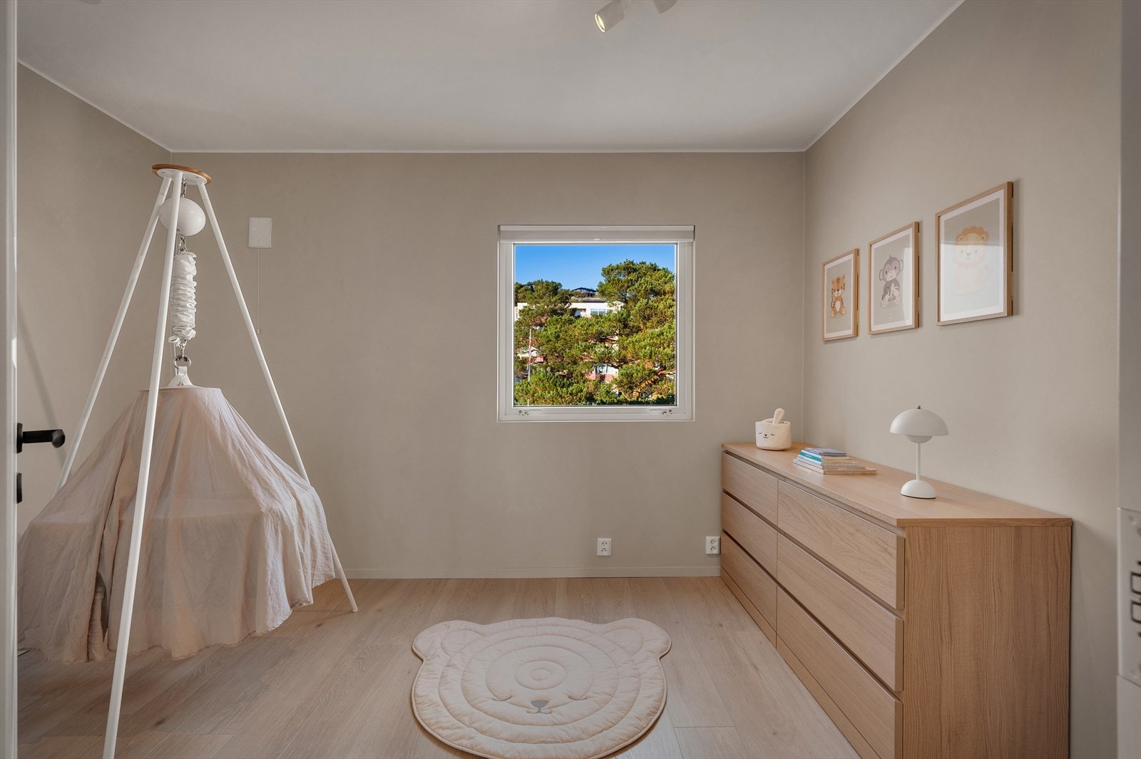 Dersom man ikke har behov for tre soverom, kan det ene rommet enkelt tilpasses og benyttes som for eksempel gjesterom, hjemmekontor eller annet etter behov. Galleribilde