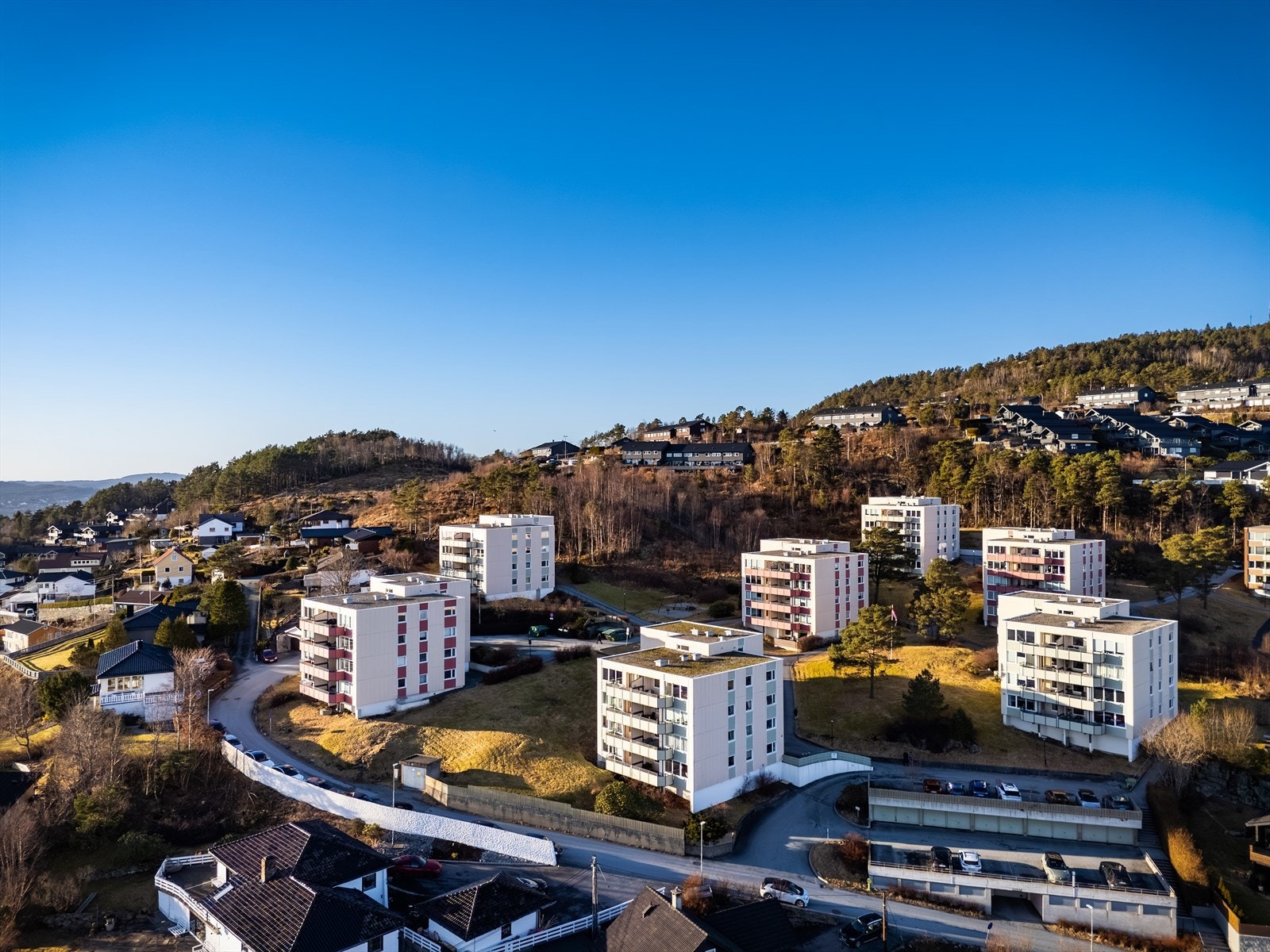Med kort gangavstand til barnehager, skoler, dagligvarebutikker og kollektivtrafikk ligger forholdene til rette for en enklere hverdagslogistikk for store og små. Galleribilde