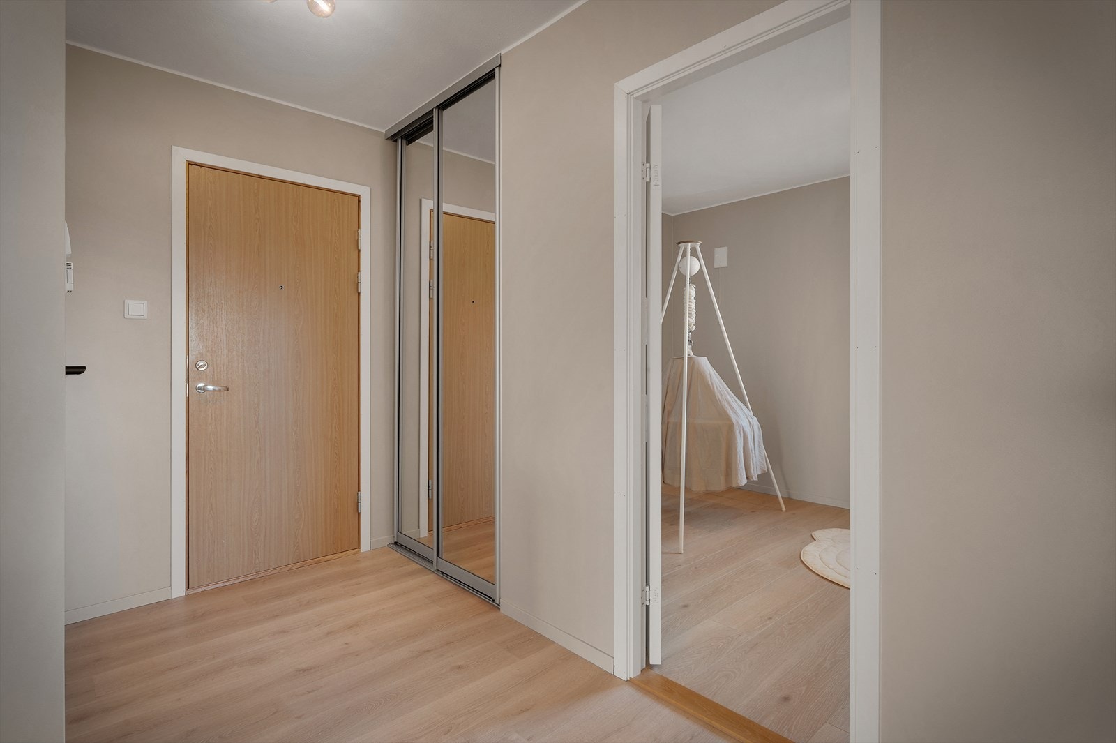 Gulvet i entréen og på soverommene ble byttet i 2022. Galleribilde