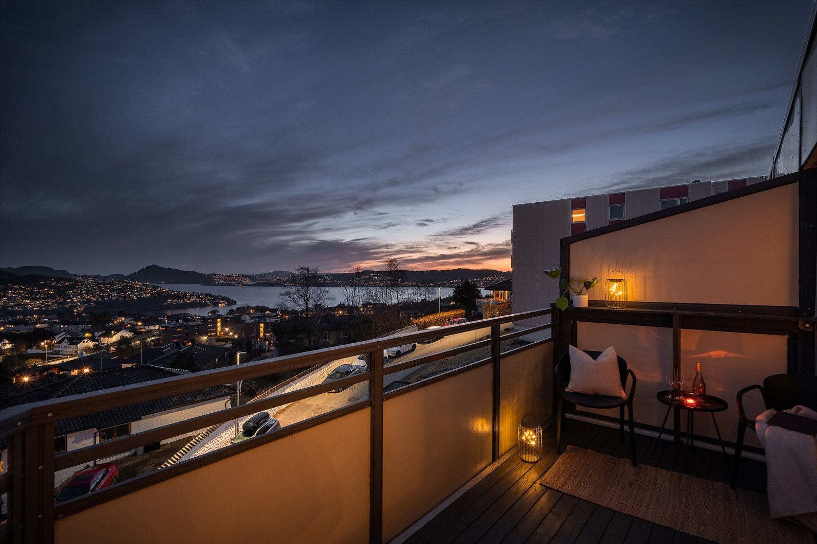 Balkongen har god plass til diverse ønsket utemøblement. Galleribilde