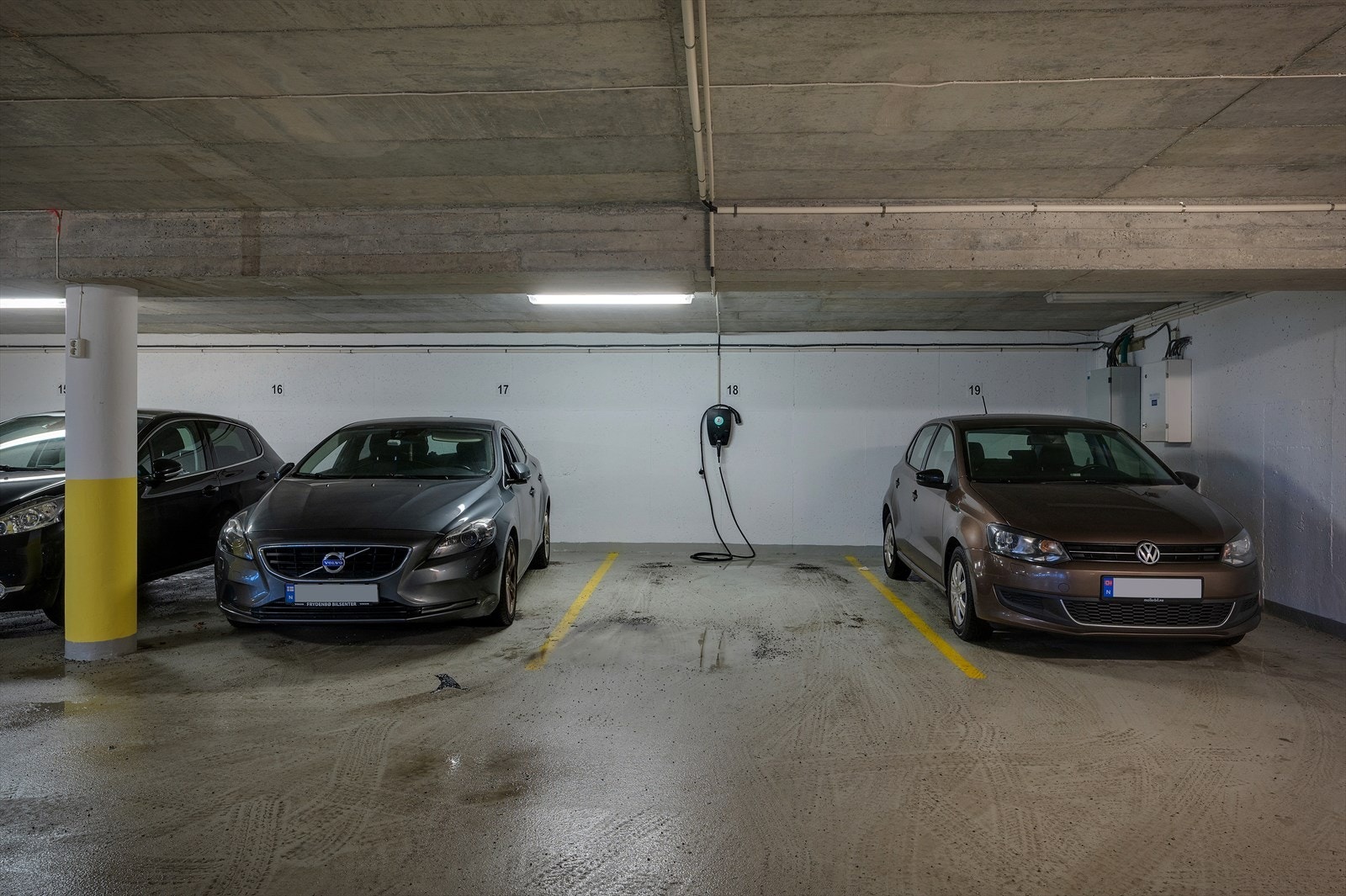 Det medfølger en fast parkeringsplass i felles garasjeanlegg med tilhørende EL-bil lader. Ellers er det utendørs gjesteparkering på oppmerkede plasser og langs kommunal vei. Galleribilde