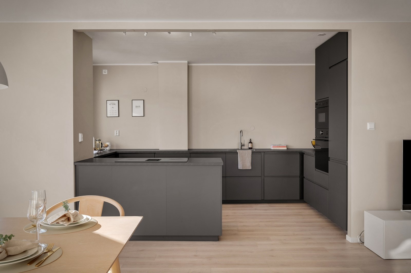 Lekkert Ikea kjøkken nytt i 2022 med mørke slette fronter og laminert benkeplate. Galleribilde