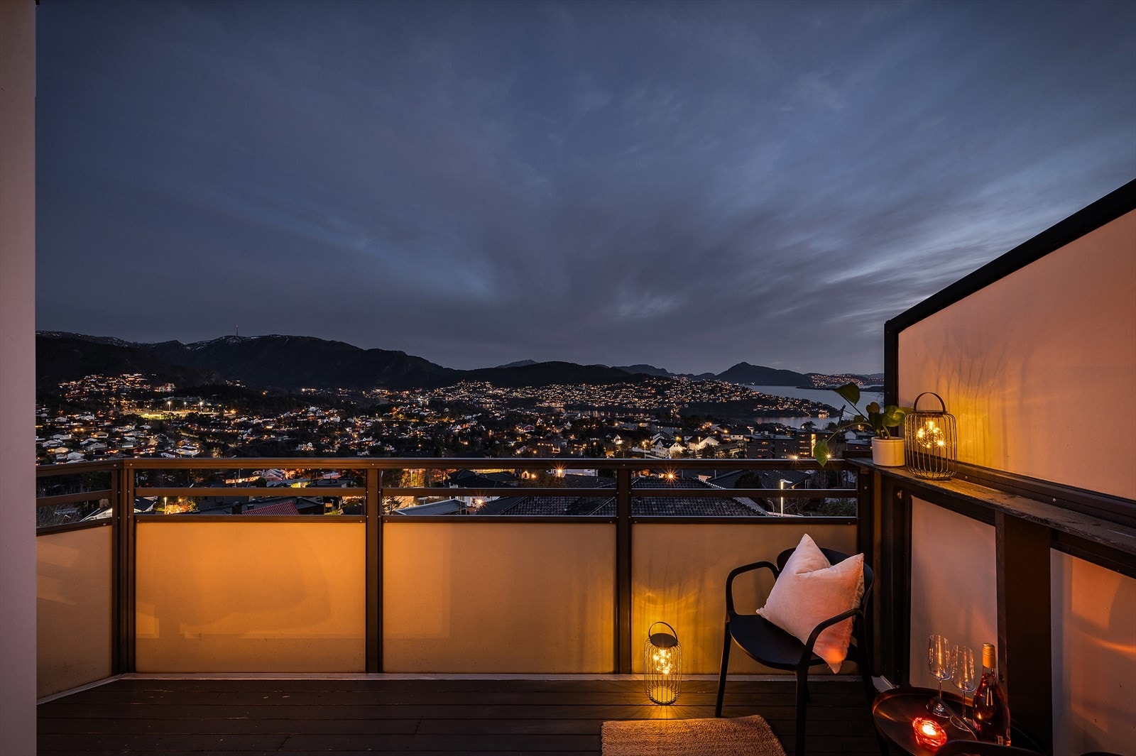 Fra stuen er det utgang til en sørvendt balkong på ca 11 m². Galleribilde