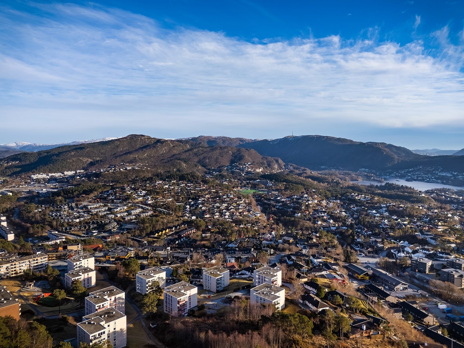Det er også kort vei til flotte turområder. En snarvei fra eiendommen leder opp til Myrdalskogen, med mulighet for å bestige Geitanuken. Galleribilde