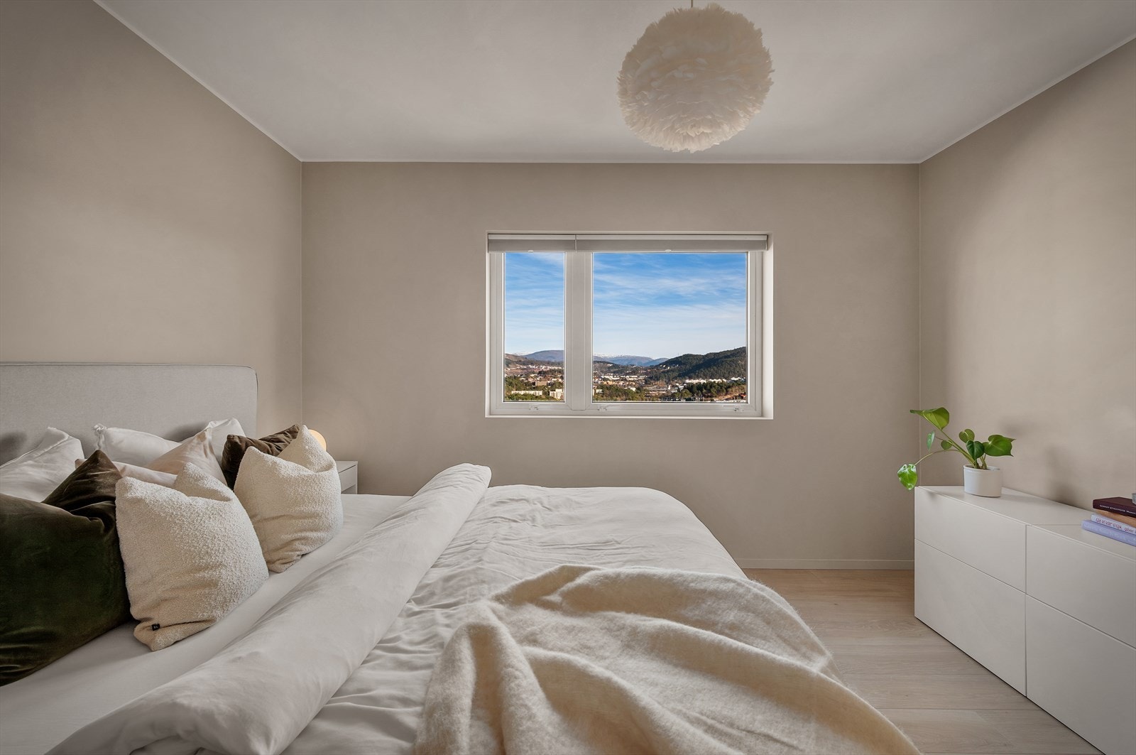 Samtlige rom har god plass til dobbeltseng og nattbord. Galleribilde