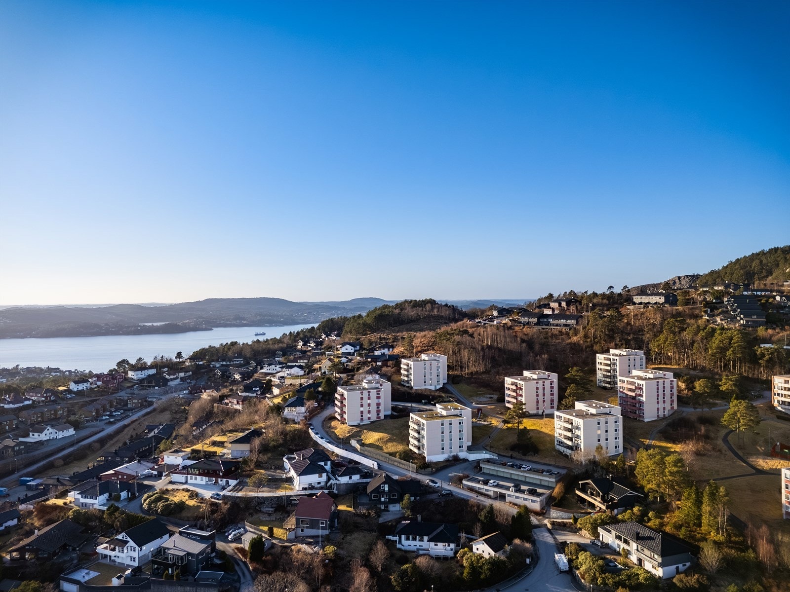 Bebyggelsen omkranser eiendommen slik at den er bilfri og trygg - ideelt for barnefamilier. Galleribilde