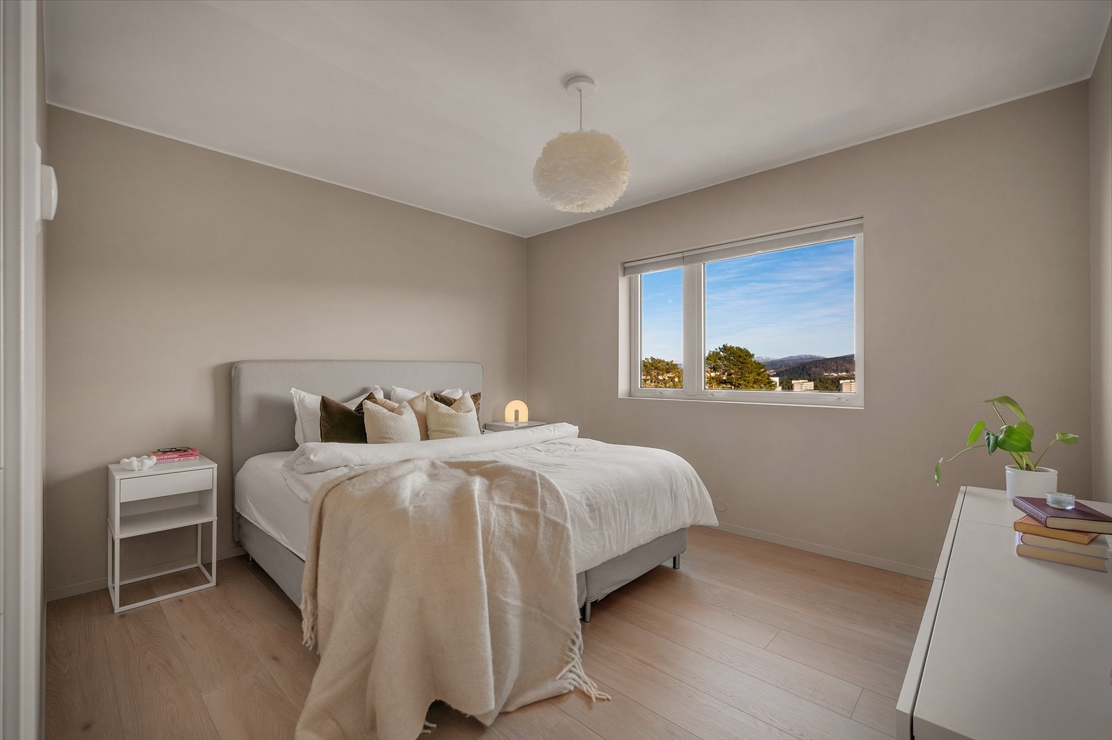 Leiligheten inneholder tre romslige soverom på hhv. 12,3 m², 11,1 m². Galleribilde