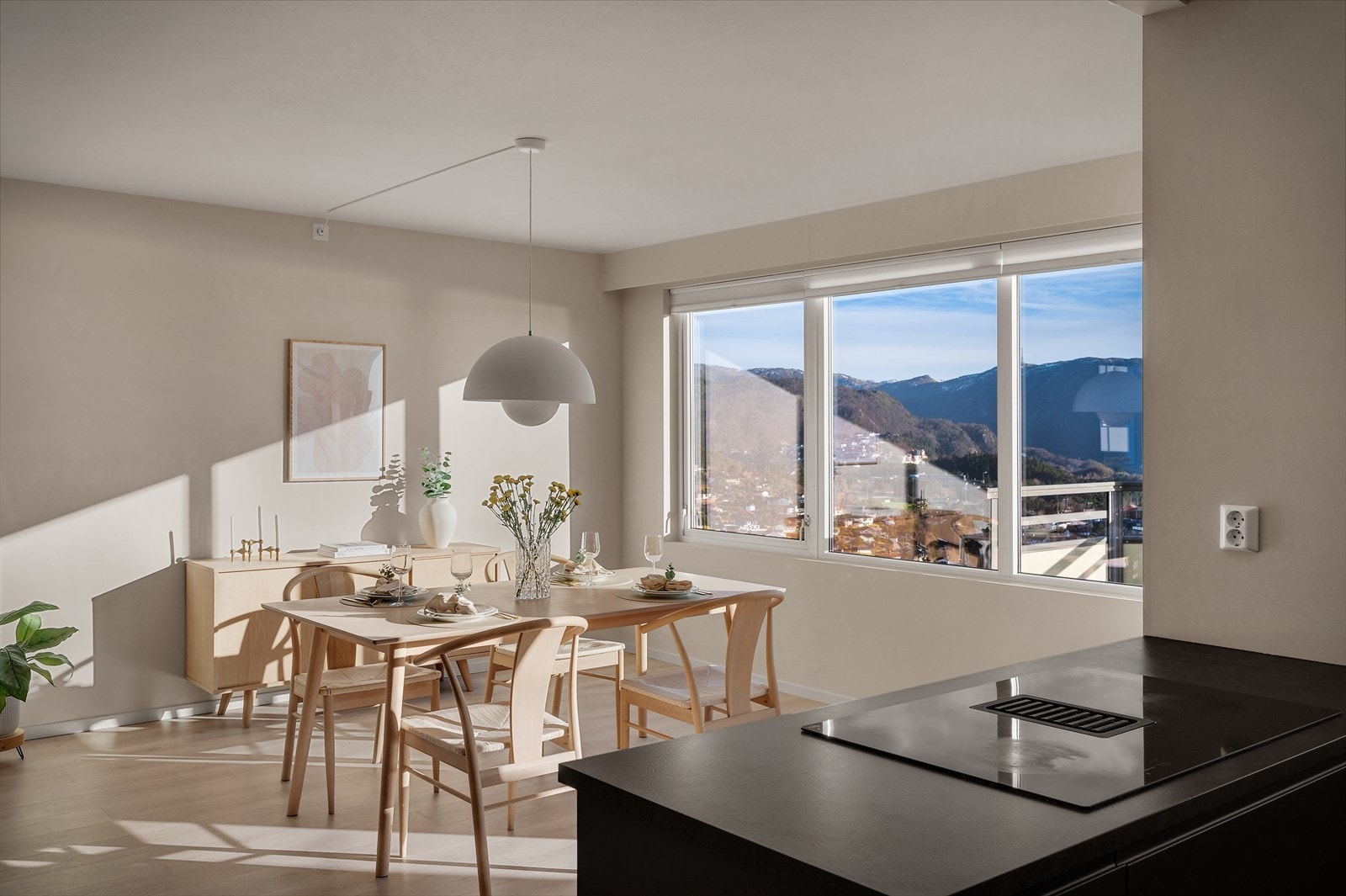 Leiligheten ble vesentlig oppgradert i 2022 med nytt kjøkken, nytt slitesterkt laminatgulv og med slette veggflater i tilnærmet hele leiligheten. Galleribilde