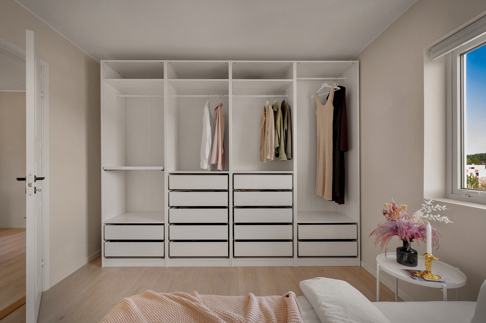 Medfølgende stort pax garderobeskap på det ene soverommet. Galleribilde