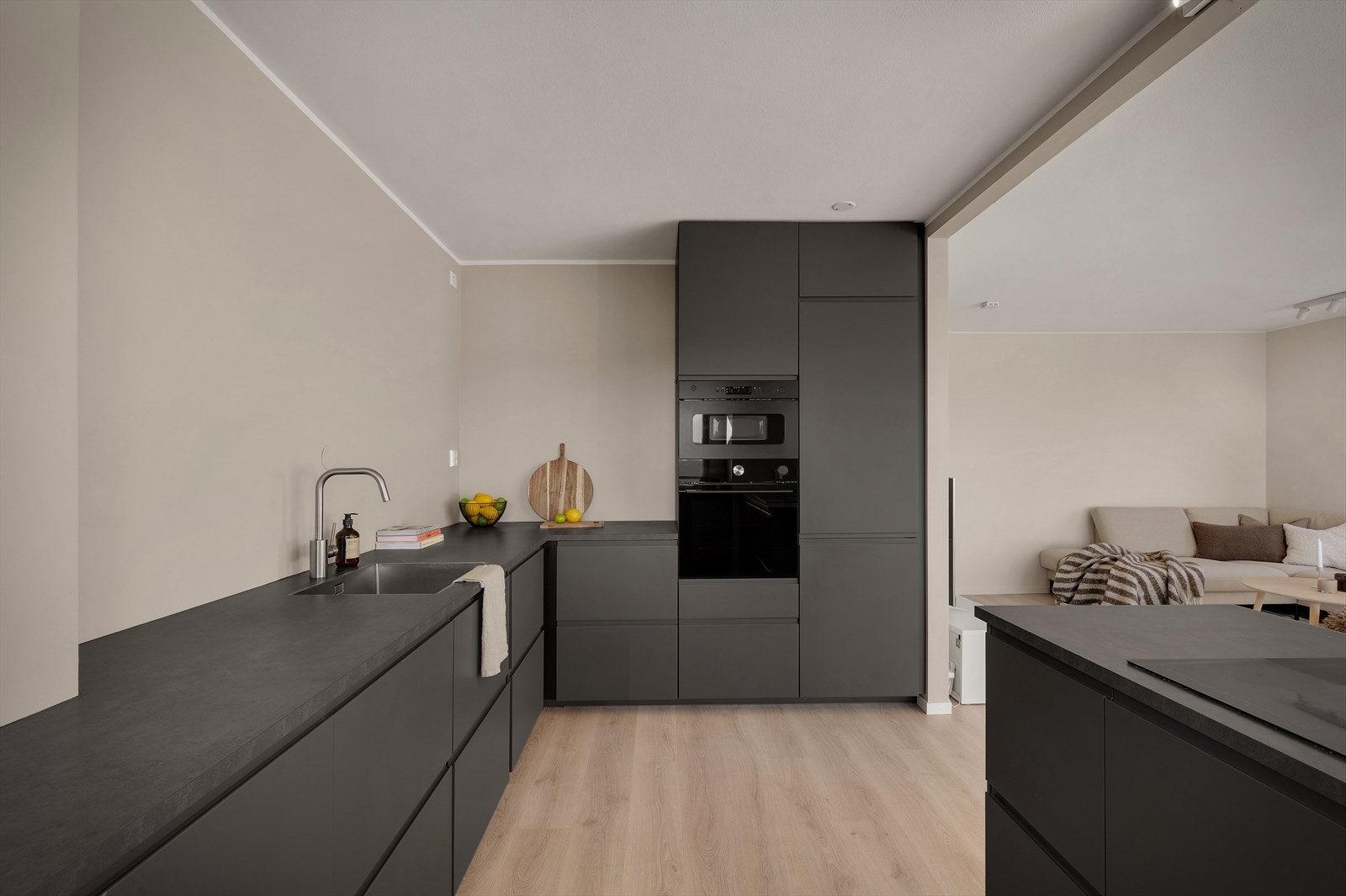 Kjøkkenet inneholder alt man trenger av integrerte hvitevarer som kombiskap, oppvaskmaskin, ventilator, mikro, platetopp og stekeovn. Galleribilde