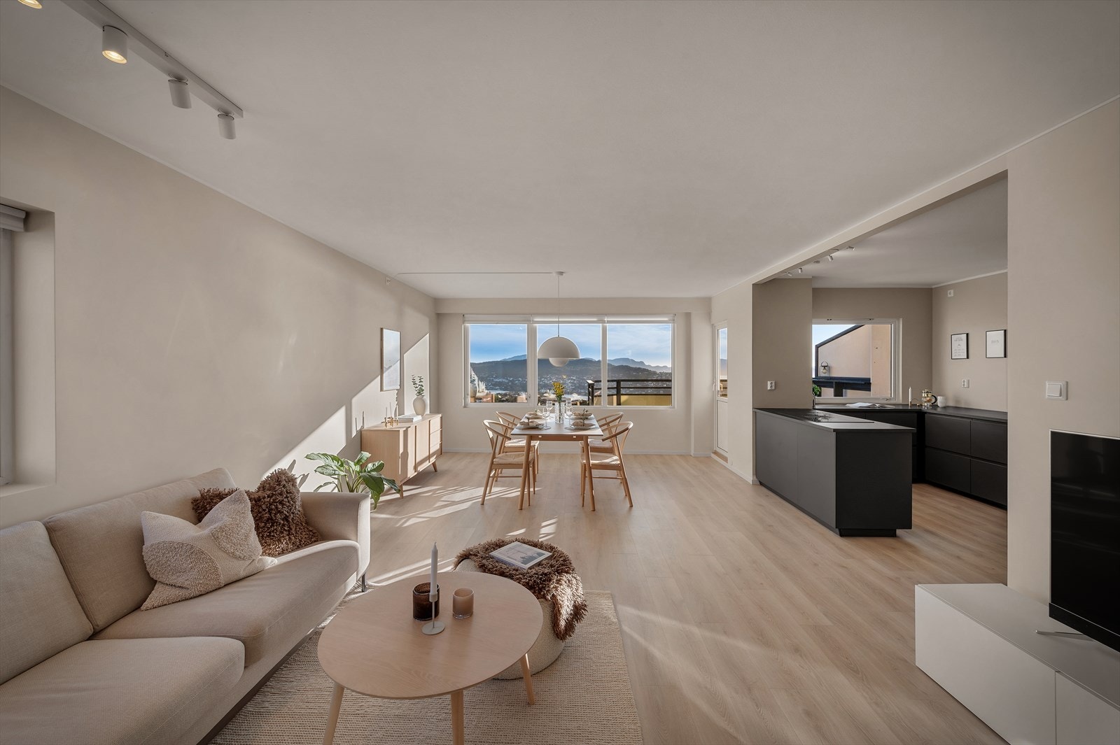 Arealet er totalt på hele 43,7 m² og har derfor god plass til både langbord og større sofagruppe. Galleribilde