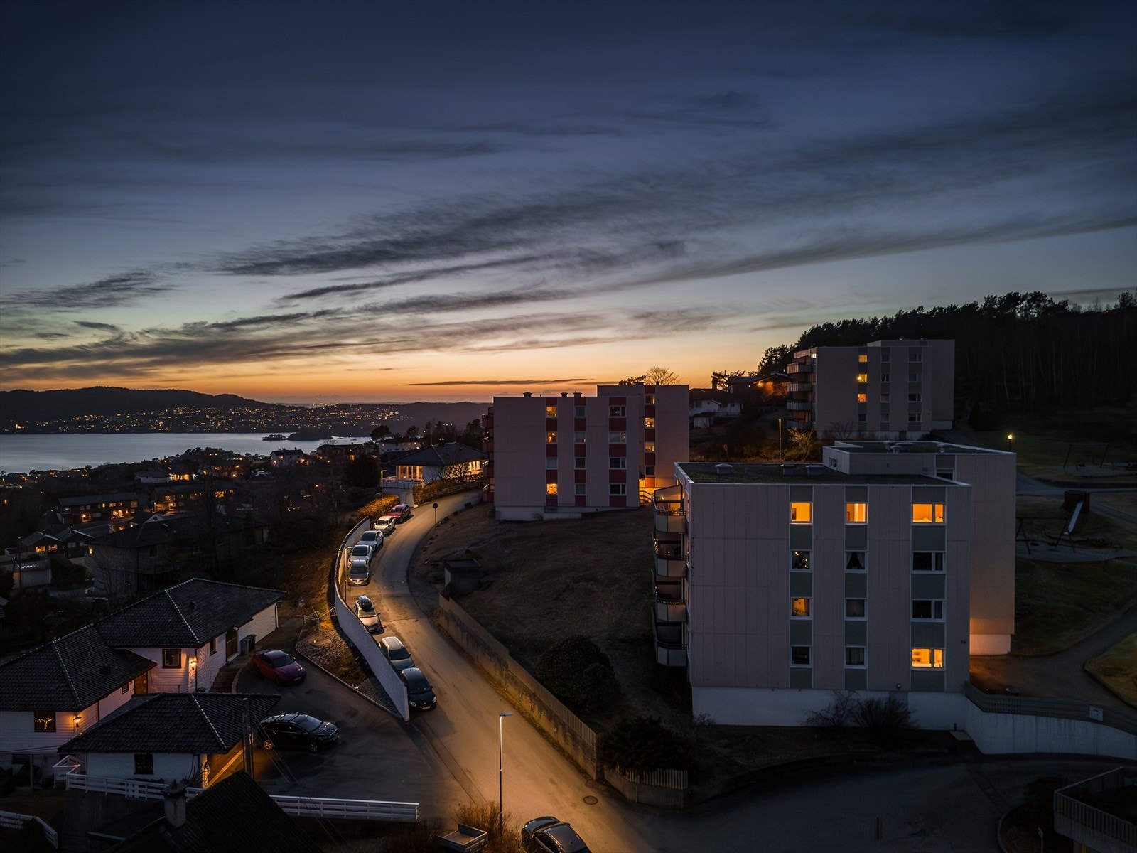 Området er pent opparbeidet med lekeplasser, ballbinge, interne gangveier, grøntarealer og beplantning. Galleribilde