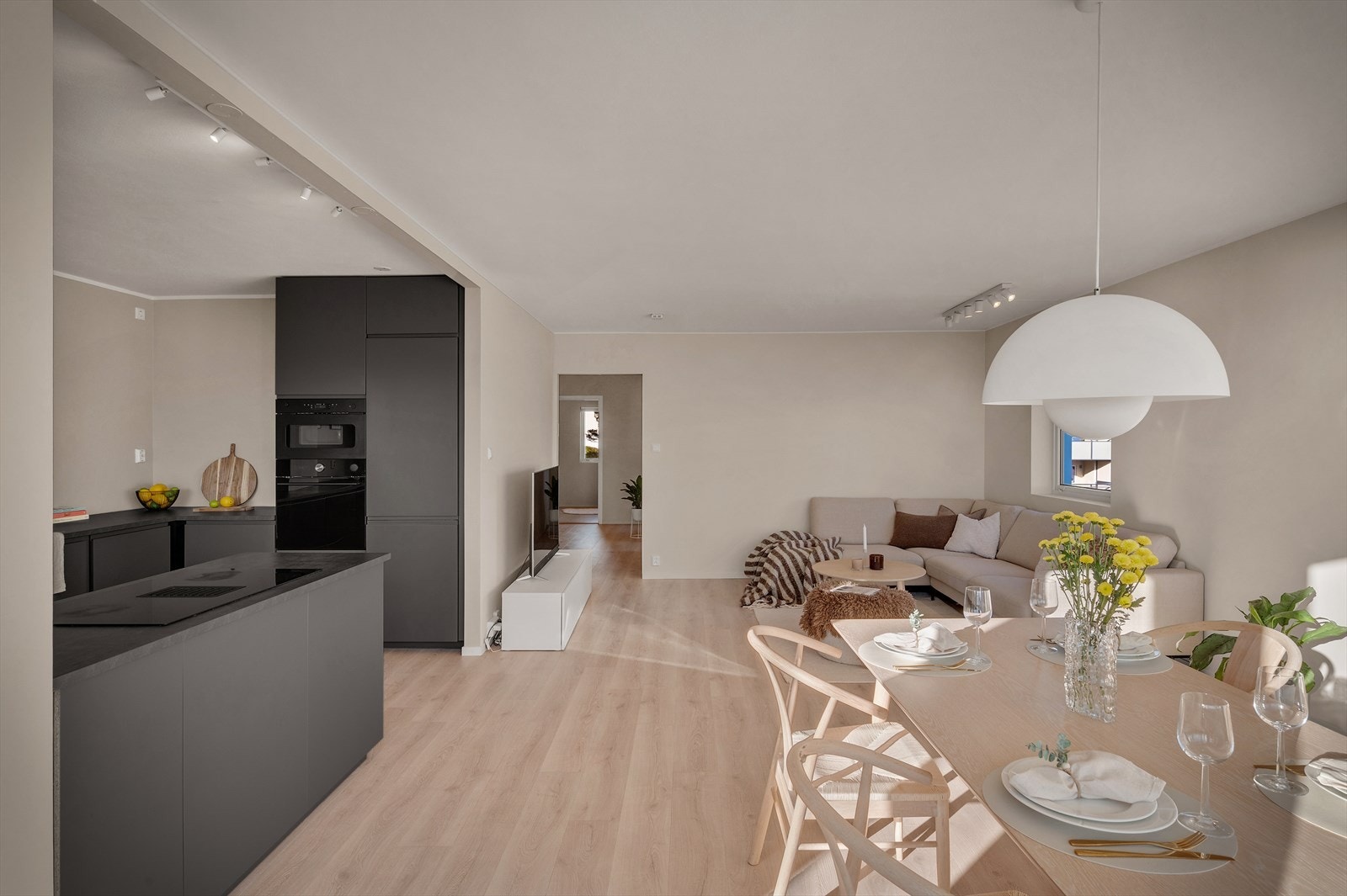 En praktisk halvøy deler av rommet på en elegant måte. Galleribilde