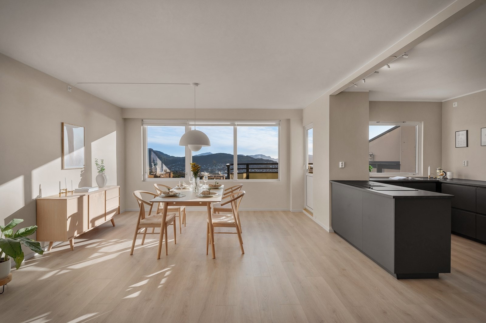 Leiligheten har en gjennomgående, stilren finish med laminatgulv og malte, slette veggflater. Galleribilde