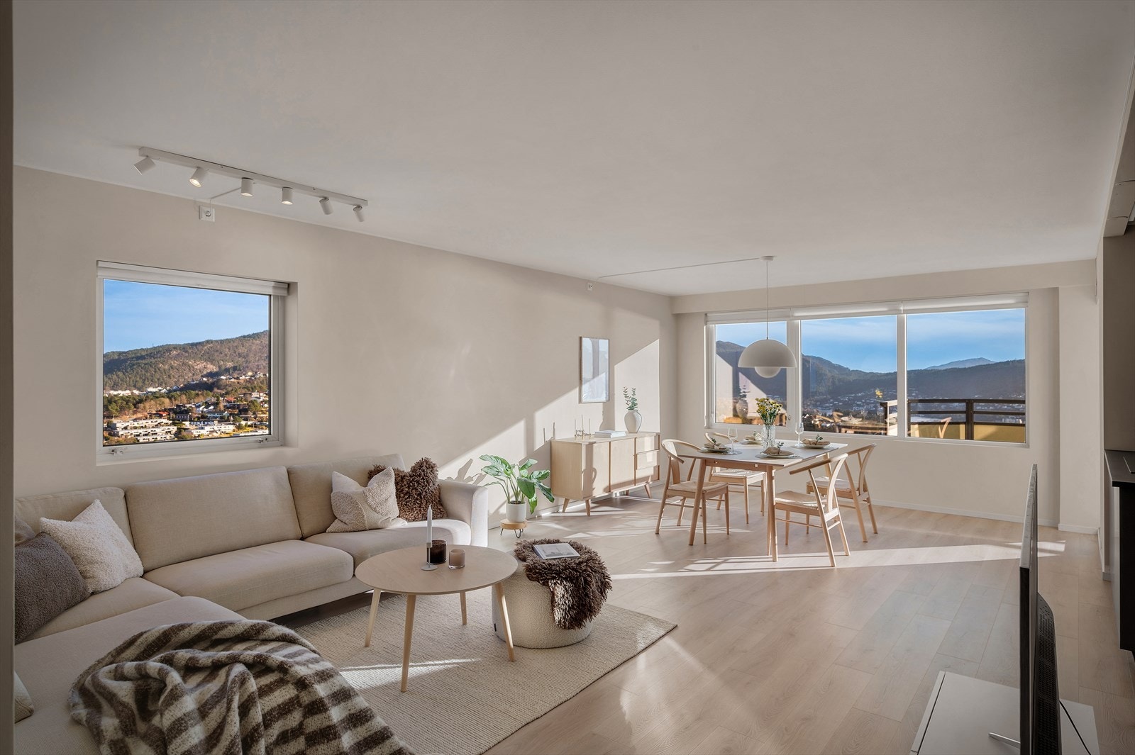 Stuen er av meget god størrelse med sin åpen kjøkkenløsning. Galleribilde