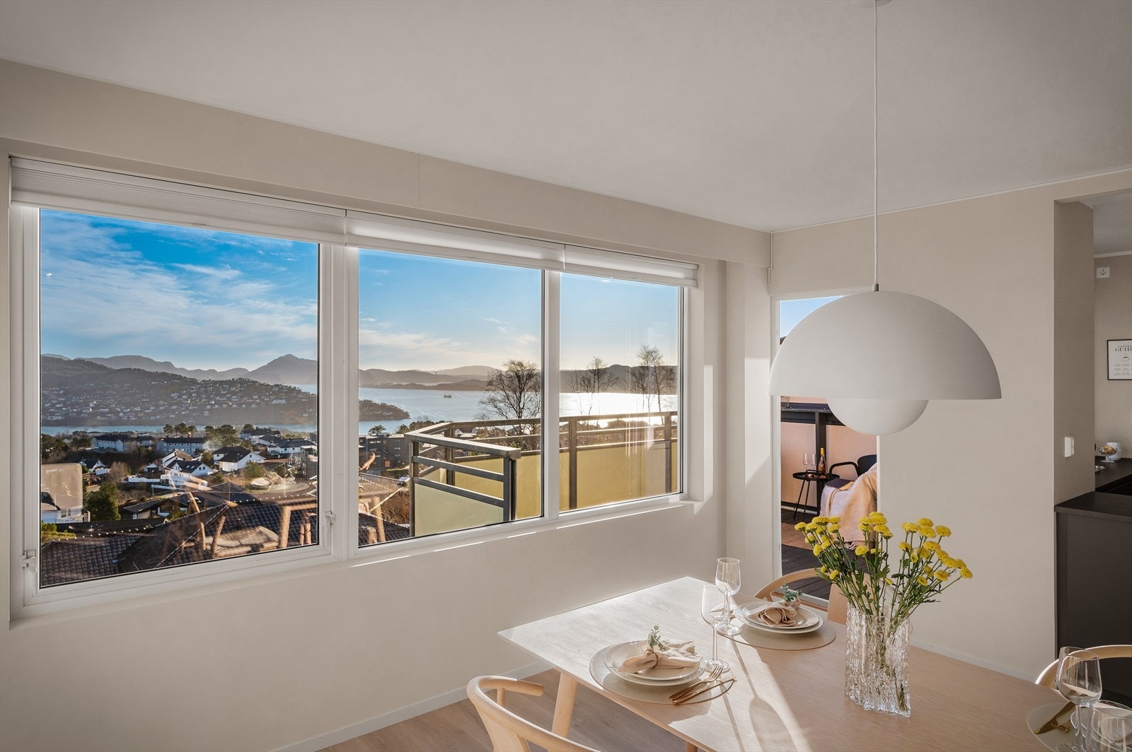 De store vindusflatene i front fremmer den fantastiske utsikten. Galleribilde