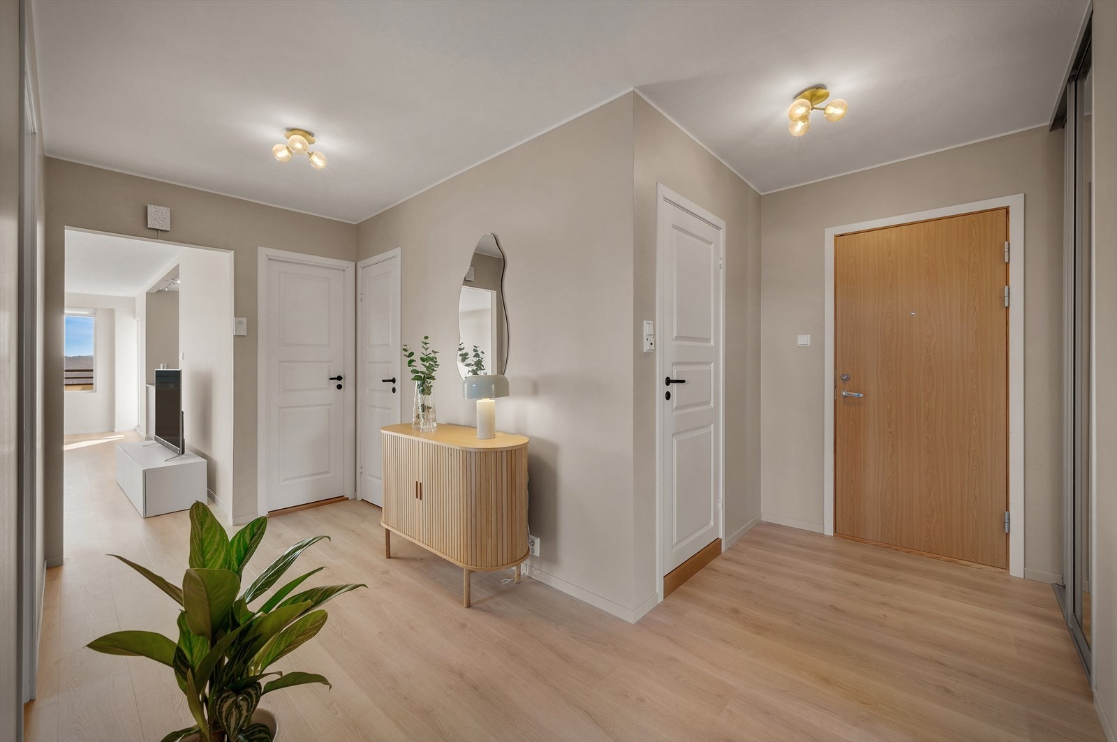 Lys og romslig entré/hall med skyvedørsgarderobe. Herfra er det adkomst til soverommene i leiligheten. Galleribilde