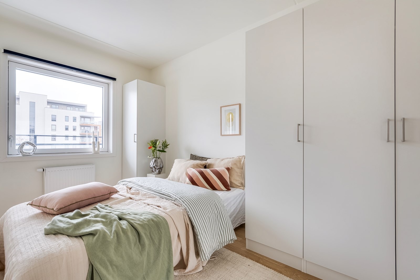 Her er det god plass til dobbeltseng med tilhørende nattbord. Galleribilde