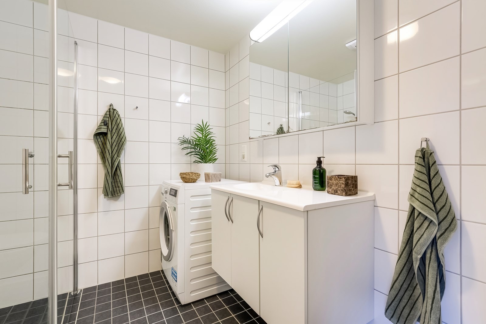 Badet har servant og speilskap med mye oppbevaringsplass. Galleribilde