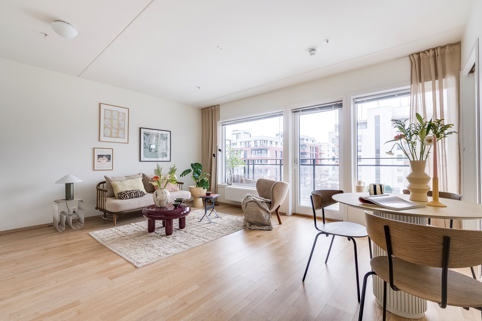 Store vindusflater gir gode lys- og solforhold. Galleribilde