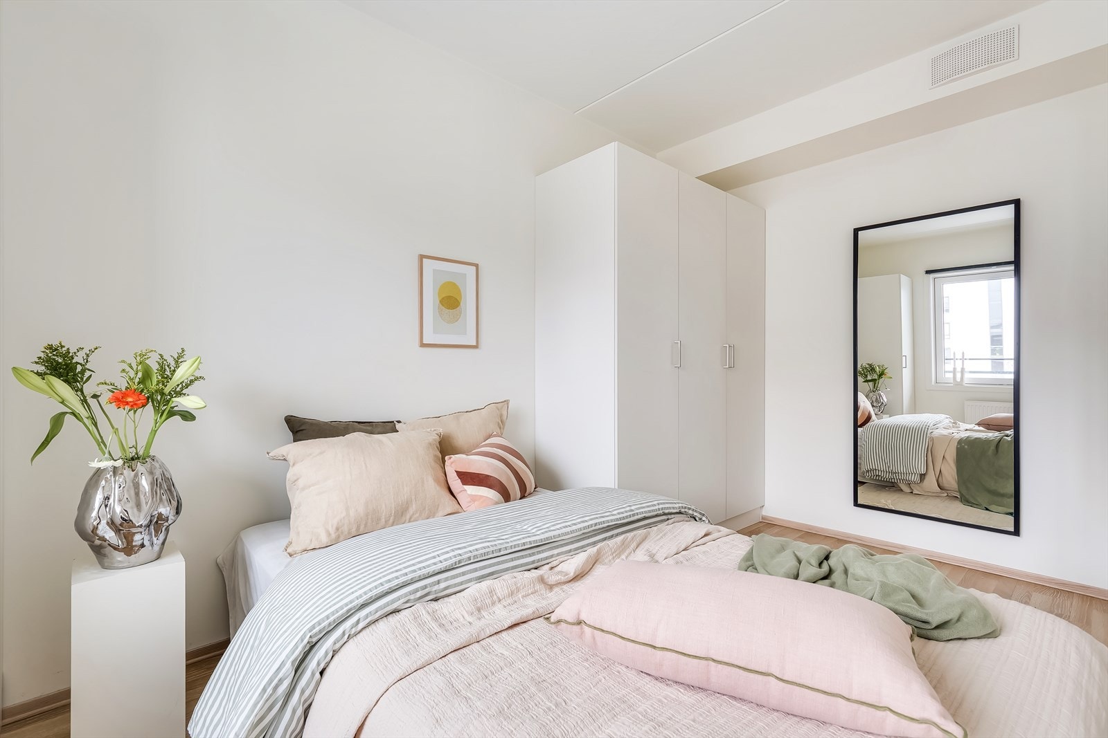 På rommet er det god plass til garderobeskap. Galleribilde