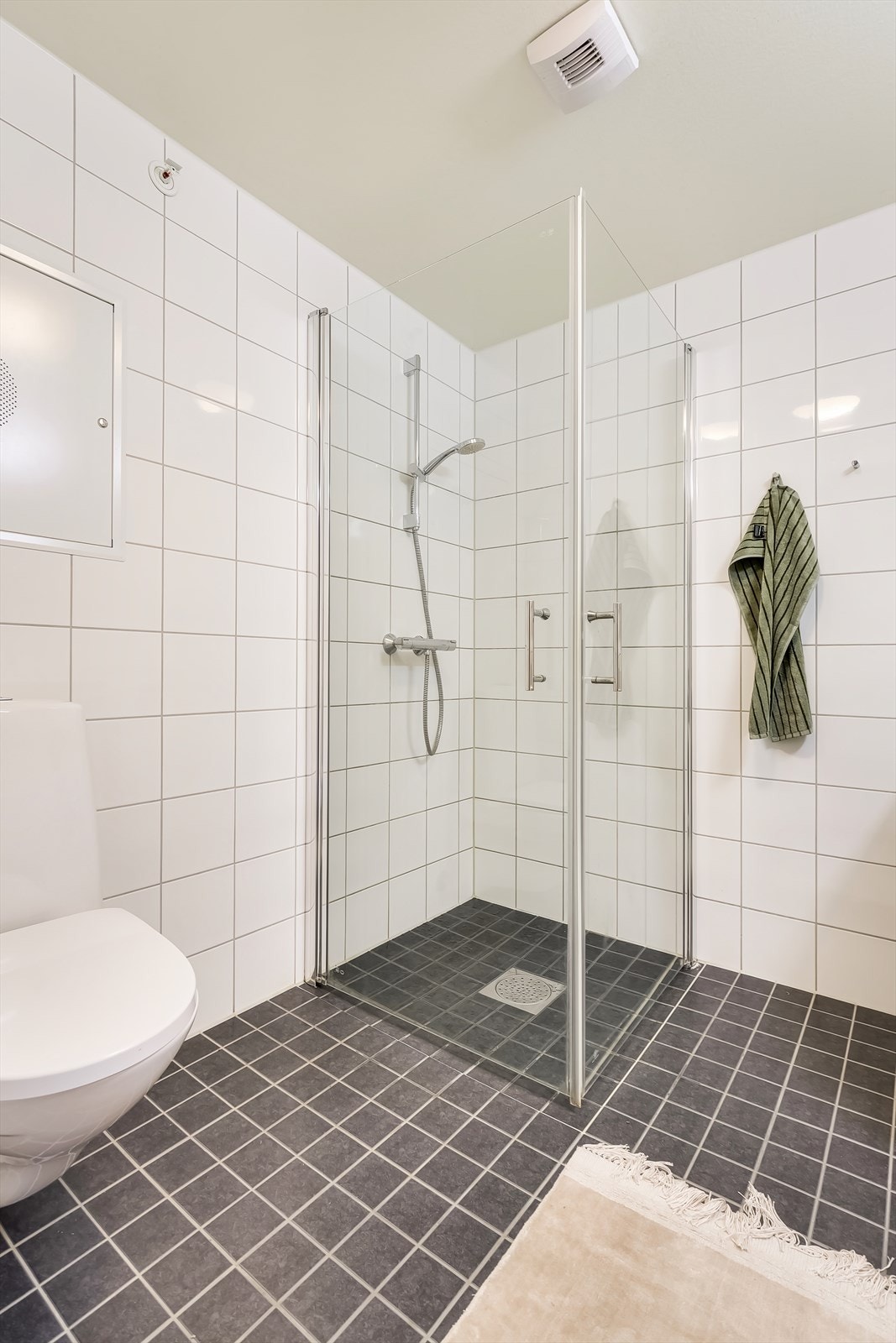 Praktisk dusjhjørne med innfellbare dusjdører. Galleribilde