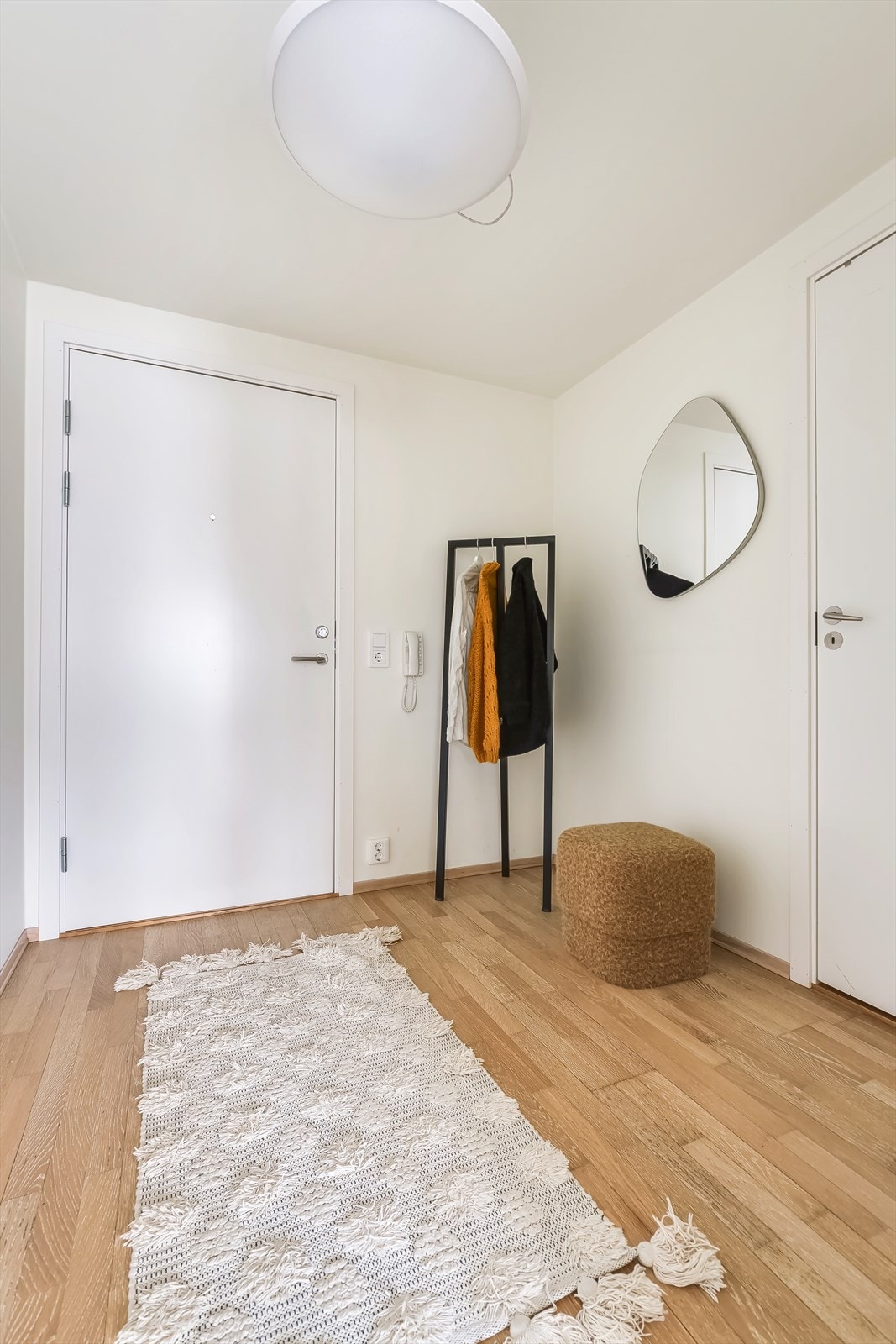 Et romslig inngangsparti ønsker deg velkommen! Galleribilde