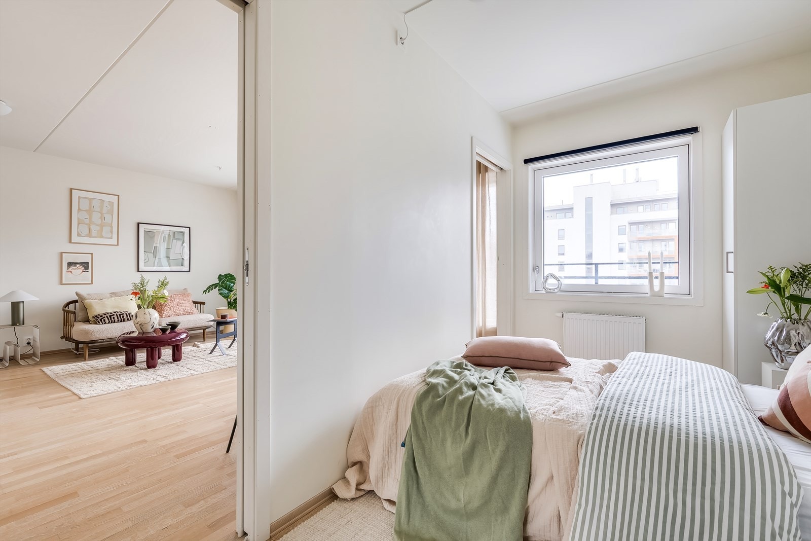 Leiligheten har en god og luftig planløsning med romslig soverom. Galleribilde