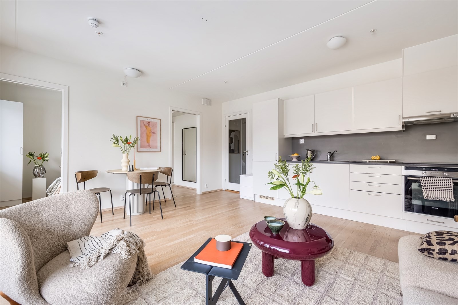 Åpen stue- og kjøkkenløsning gir rom for flere sittegrupper og soner. Her får du en sosial og luftig atmosfære. Galleribilde