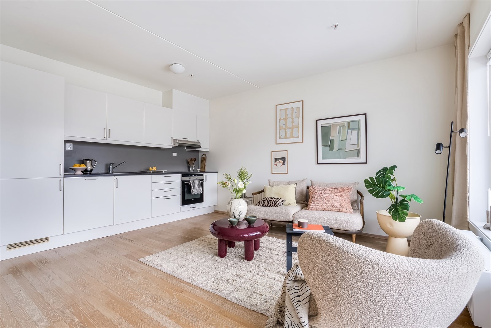 Leiligheten stod ferdig i 2015 og har blant annet balansert ventilasjon og 3-stav eik parkett på gulv. Galleribilde