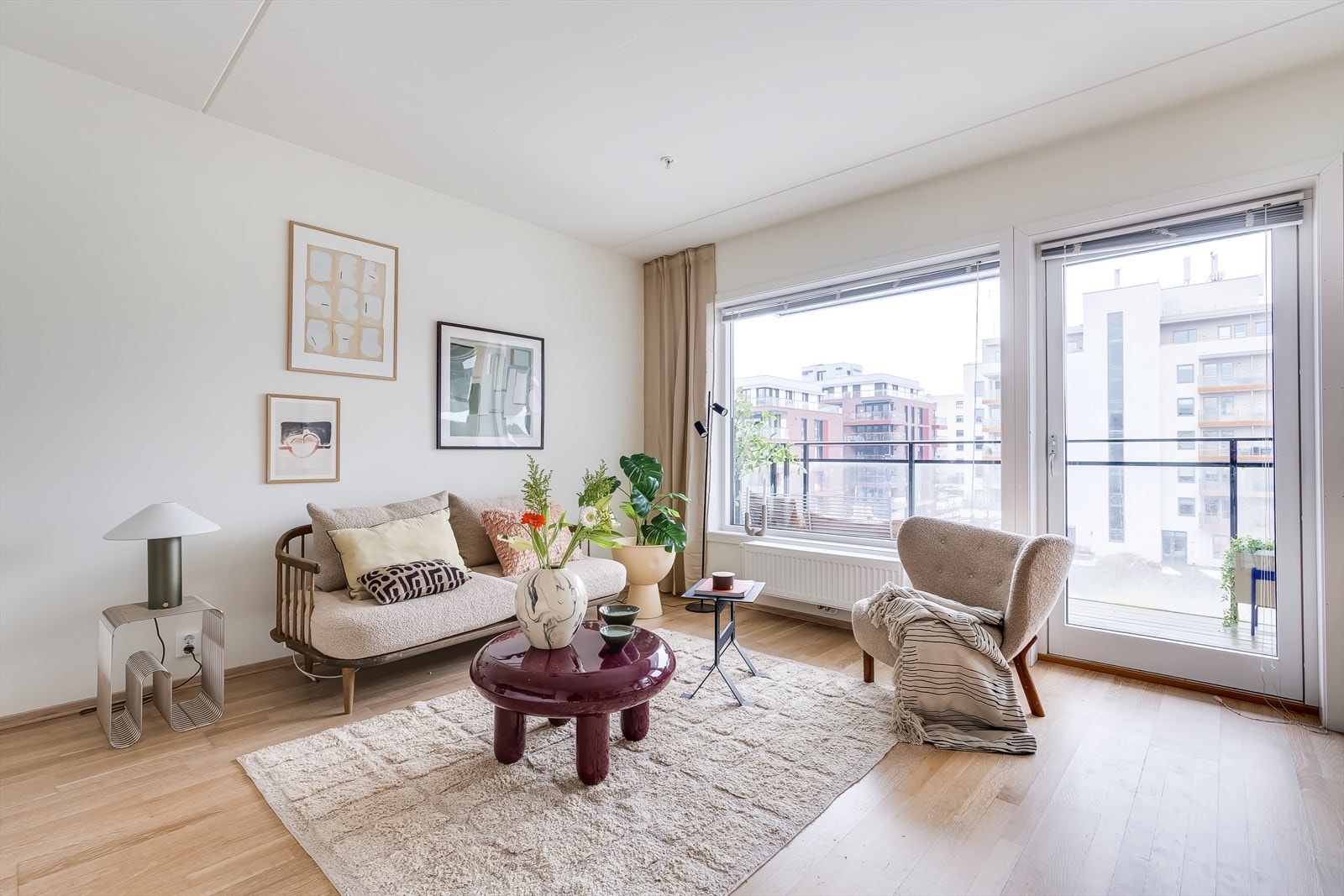 Her får du en innbydende, pen og svært lys 2-roms med gode møbleringsmuligheter. Galleribilde