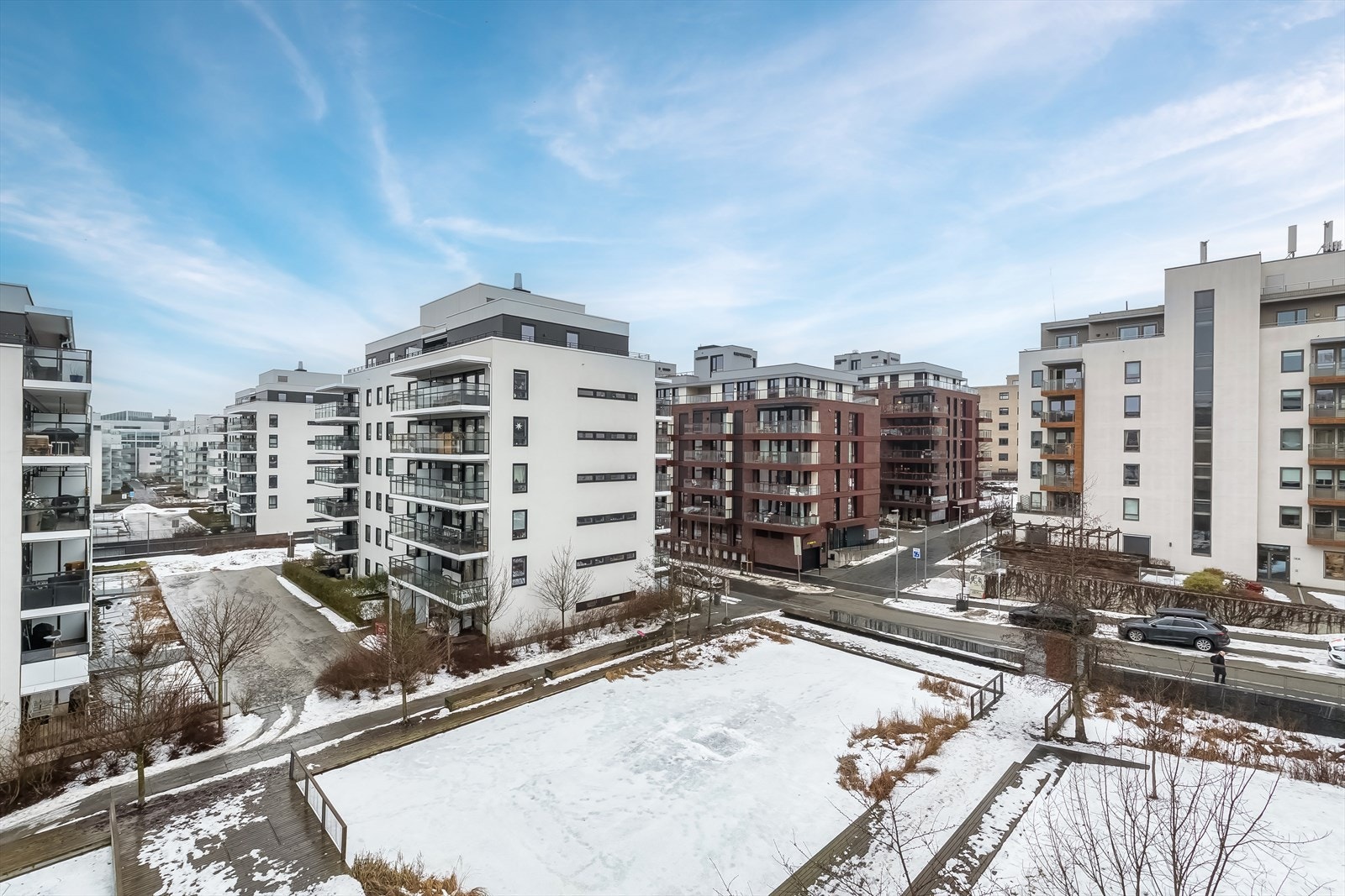 Balkongen vender ut mot fellesområder. Galleribilde