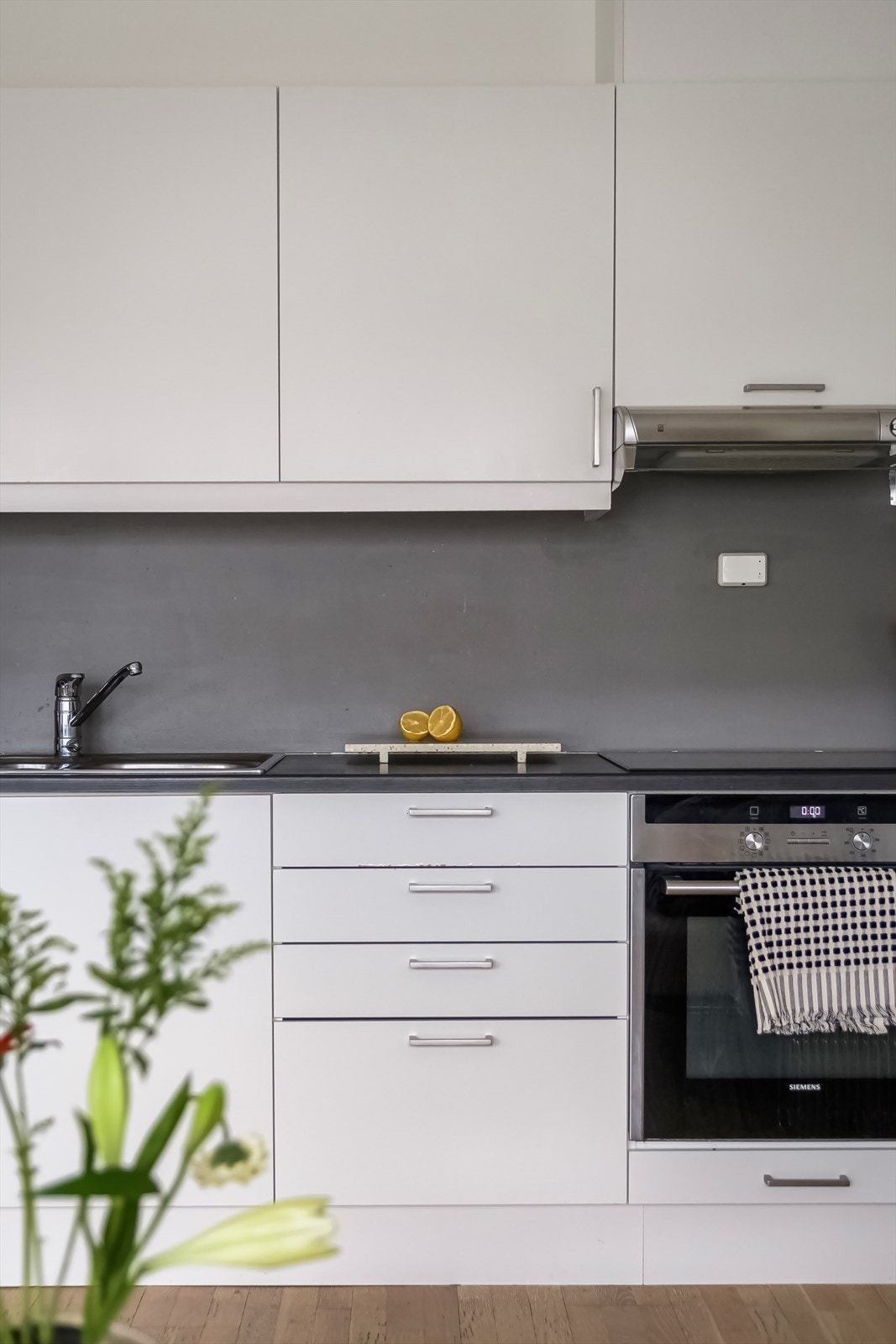 Kjøkkenet har oppbevaringsplass i over- og underskap. Galleribilde